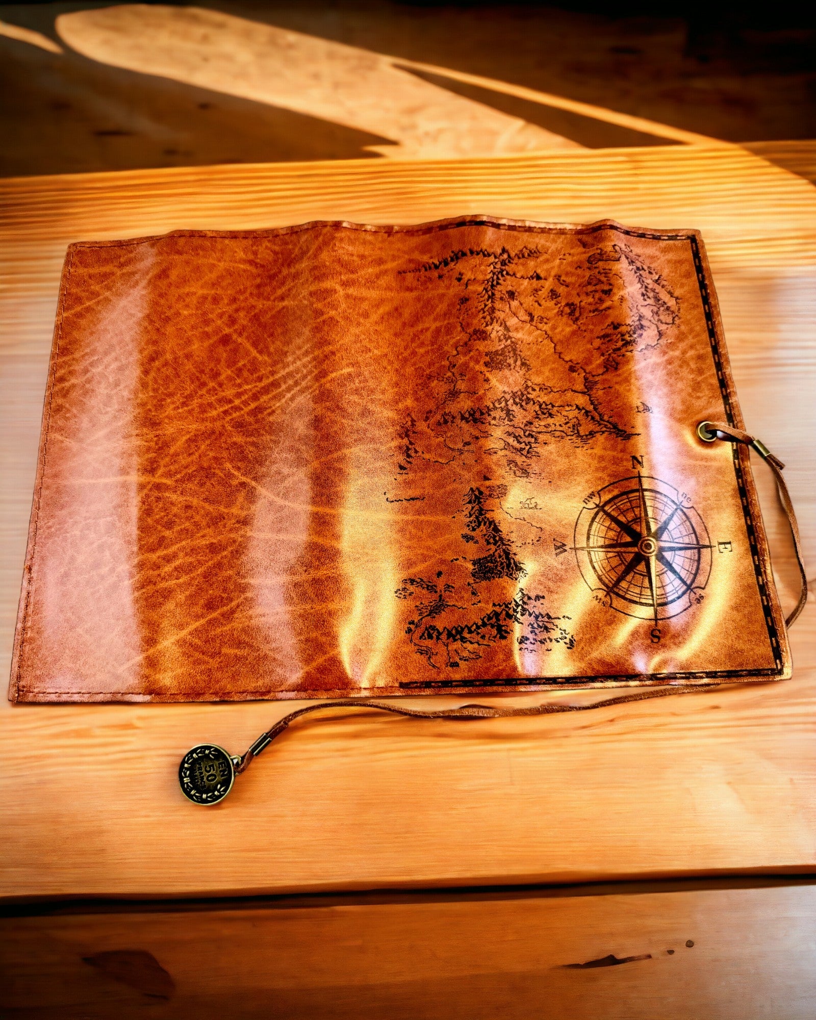 Astuccio in Pelle Marrone Scuro Retrò con Motivo Mappa del Tesoro - Elegante Borsa per Conservare Tesori di Cancelleria