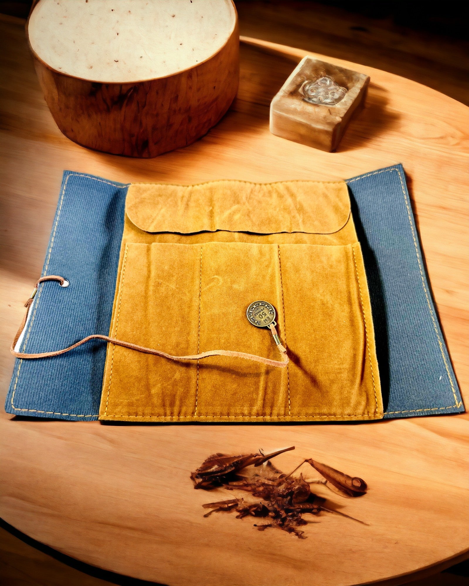 Astuccio retrò marrone chiaro - opaco, in pelle in stile viaggiatore con mappa del mondo – pratico e capiente. Personalizzazione con incisione.