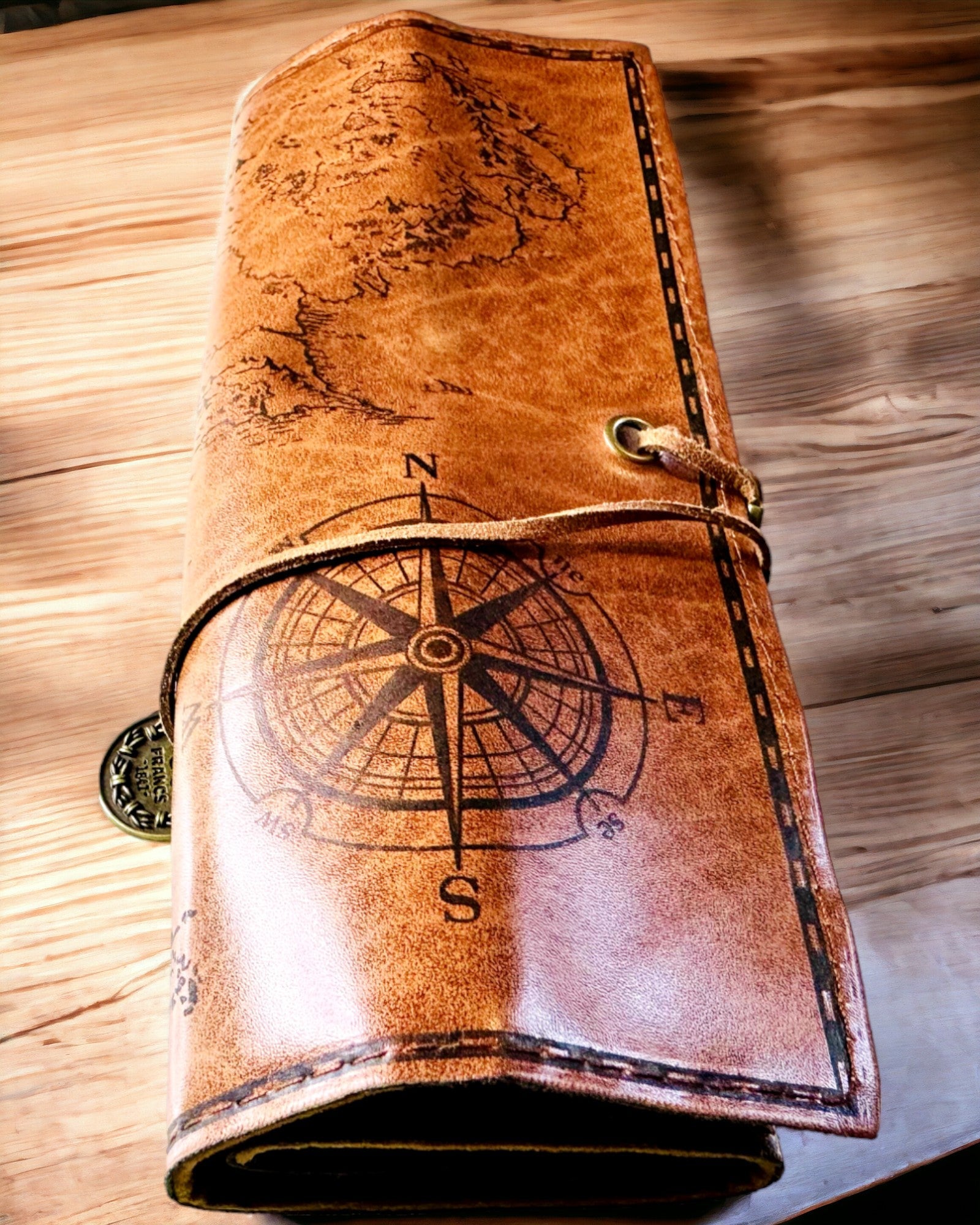 Astuccio in Pelle Marrone Scuro Retrò con Motivo Mappa del Tesoro - Elegante Borsa per Conservare Tesori di Cancelleria