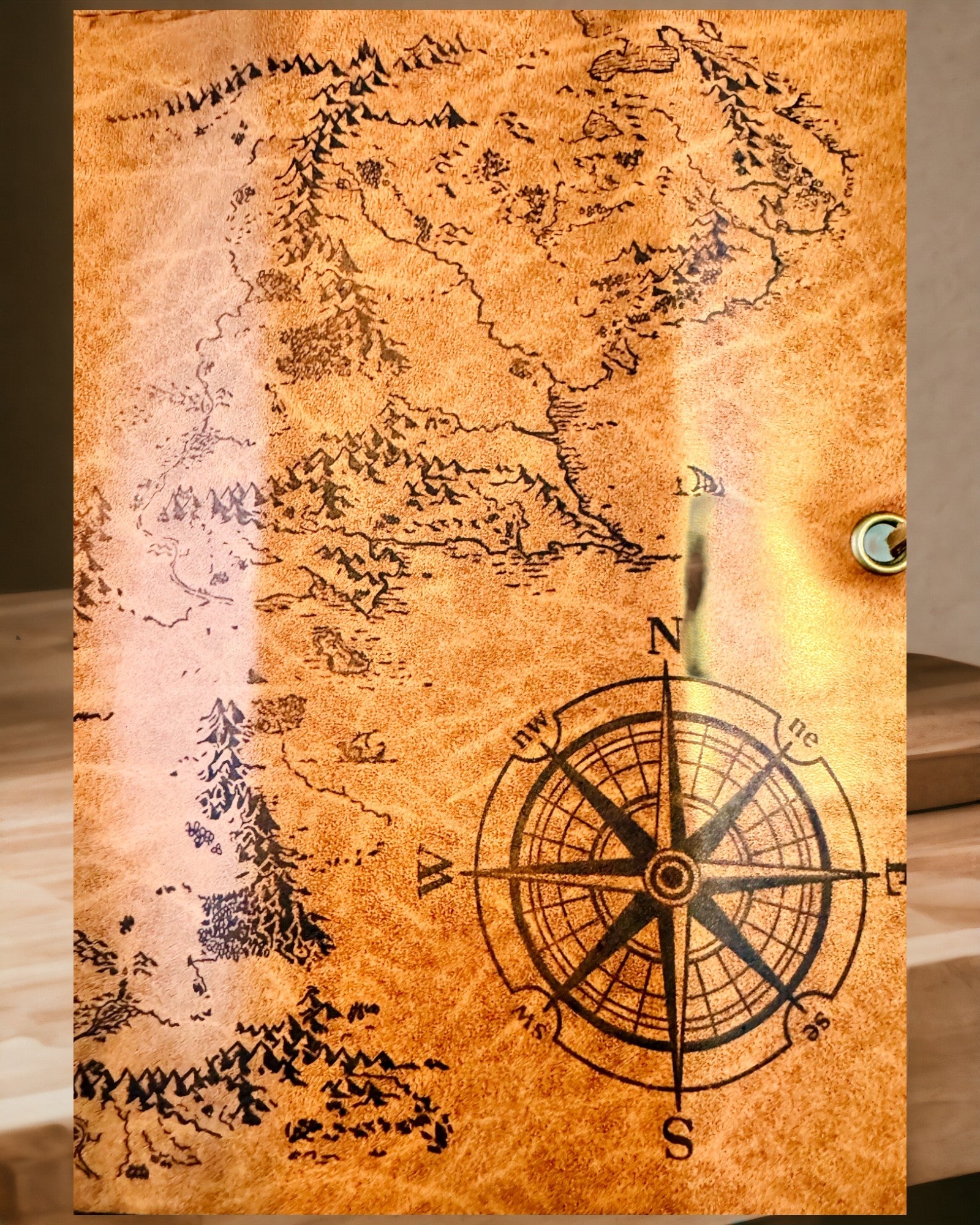 Astuccio in Pelle Marrone Scuro Retrò con Motivo Mappa del Tesoro - Elegante Borsa per Conservare Tesori di Cancelleria