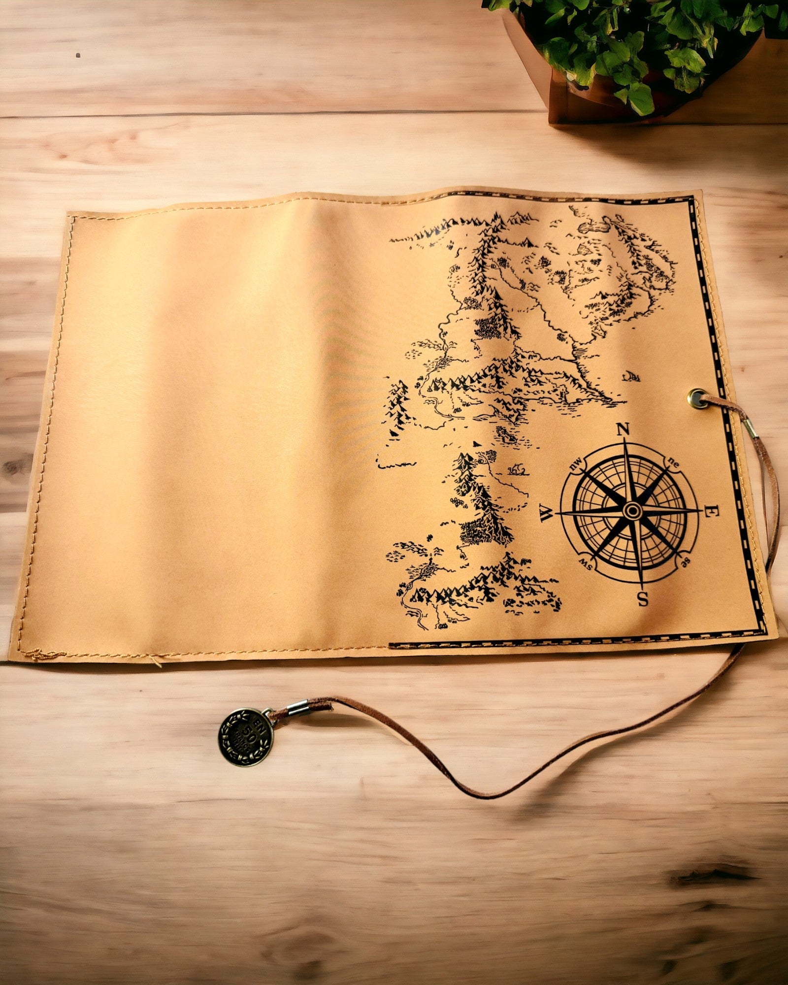 Astuccio retrò marrone chiaro - opaco, in pelle in stile viaggiatore con mappa del mondo – pratico e capiente. Personalizzazione con incisione.