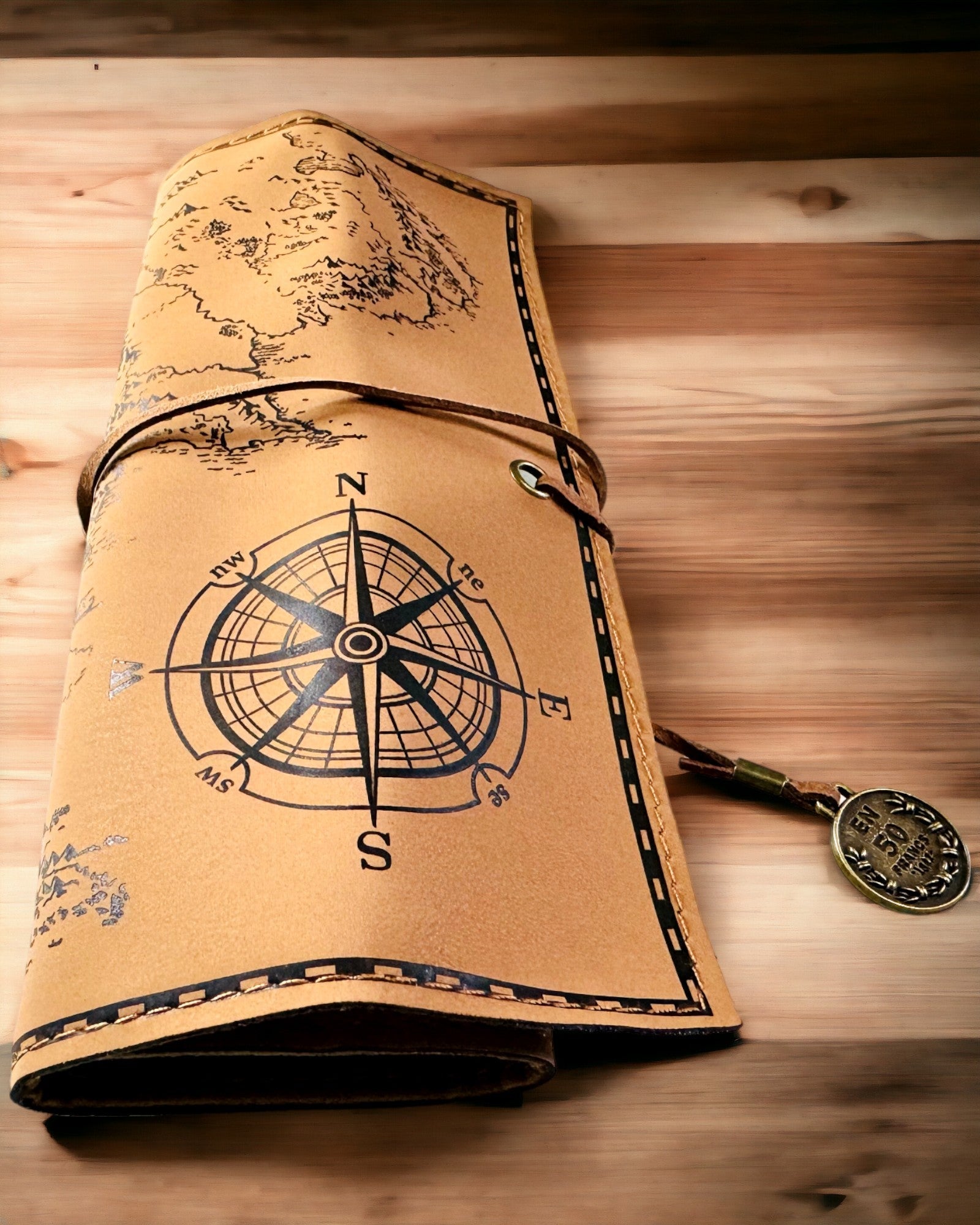 Astuccio retrò marrone chiaro - opaco, in pelle in stile viaggiatore con mappa del mondo – pratico e capiente. Personalizzazione con incisione.