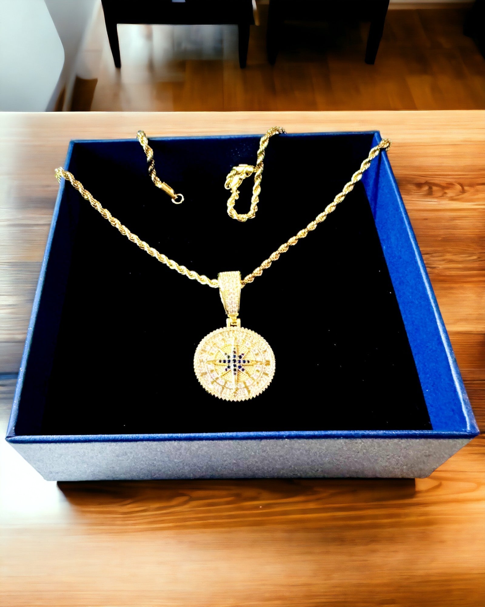 Collana con Pendente Bussola in Stile Glamour con Zirconi per Donne e Uomini - 2 varianti a scelta, personalizzazione con incisione per regalo