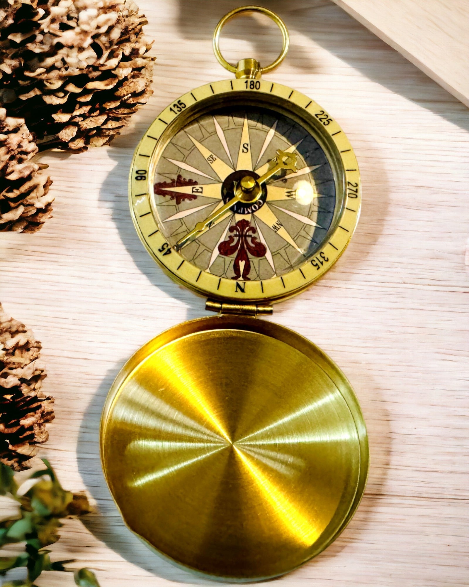 Bussola da Navigazione in Stile Retrò – Strumento Portatile e Preciso per Determinare la Direzione per Viaggiatori ed Esploratori. Incisione, personalizzazione.