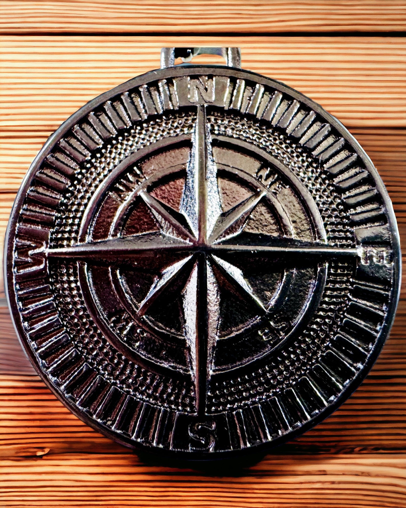 Collana con Bussola – Gioielli Forgiati in Acciaio Inossidabile per Uomini e Donne in Due Colori, con Incisione