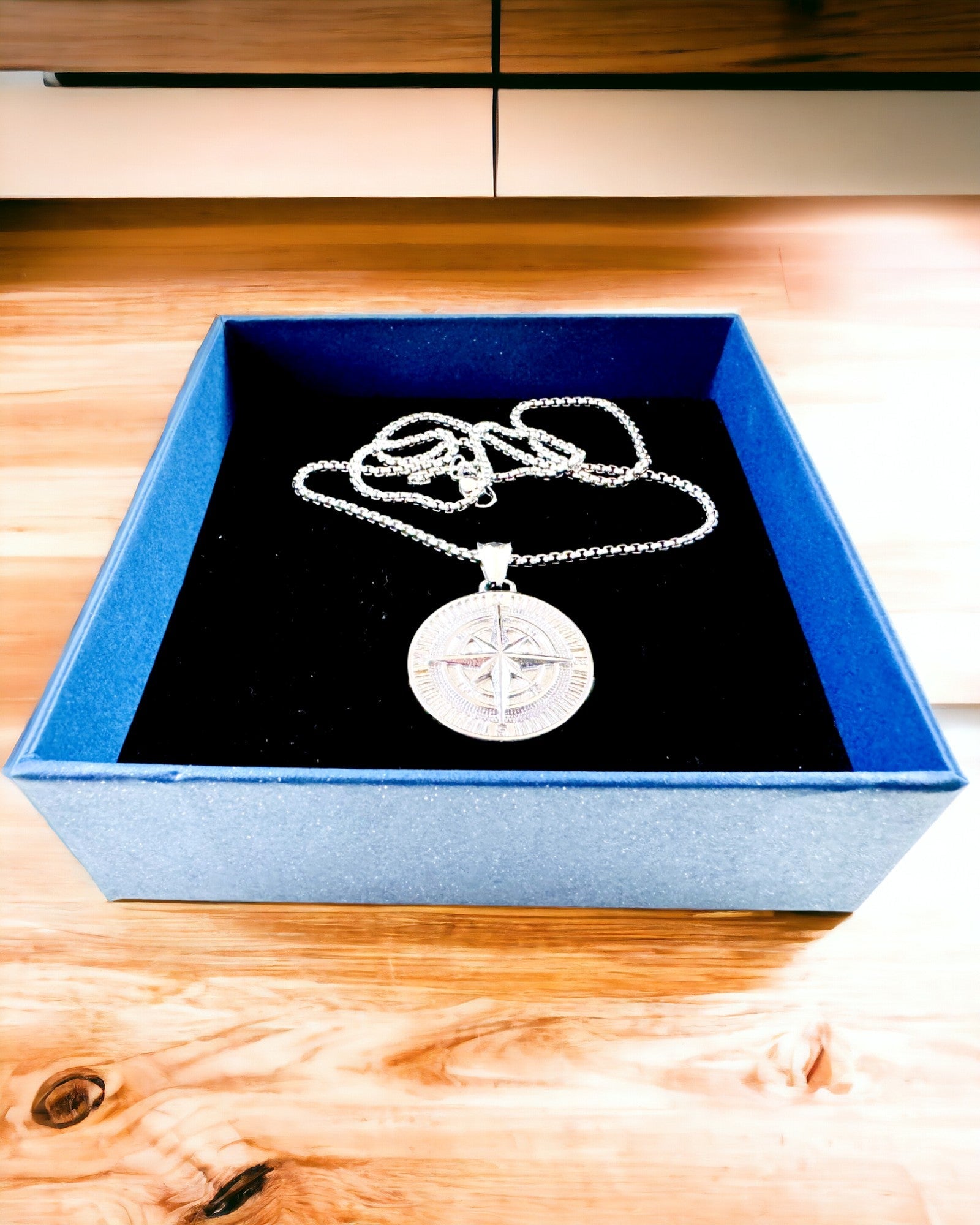 Collana con Bussola – Gioielli Forgiati in Acciaio Inossidabile per Uomini e Donne in Due Colori, con Incisione