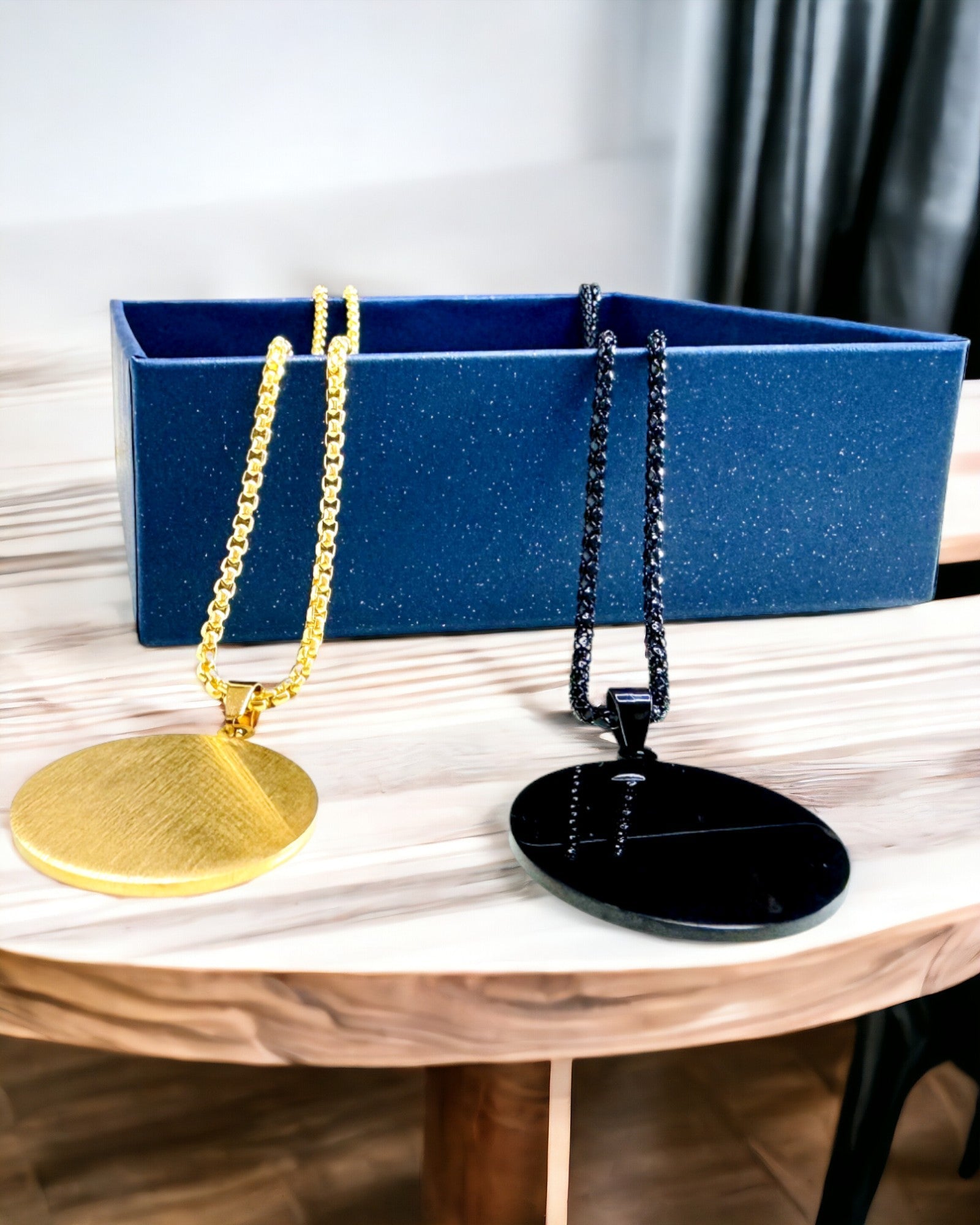 Pendente "Urban Elegance" – Medaglia Rotonda in Acciaio Inossidabile Bicolore con Possibilità di Personalizzazione