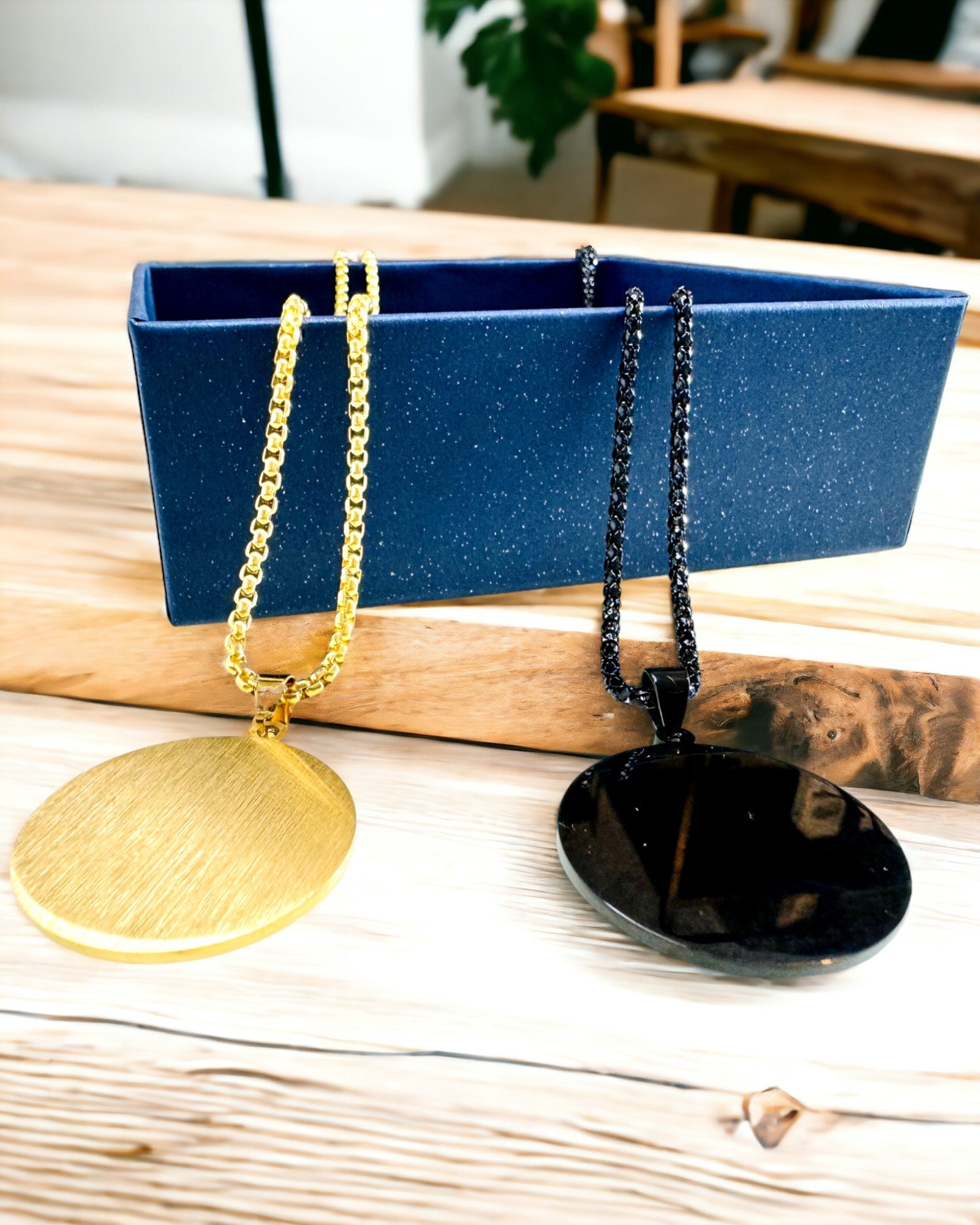 Pendente "Urban Elegance" – Medaglia Rotonda in Acciaio Inossidabile Bicolore con Possibilità di Personalizzazione