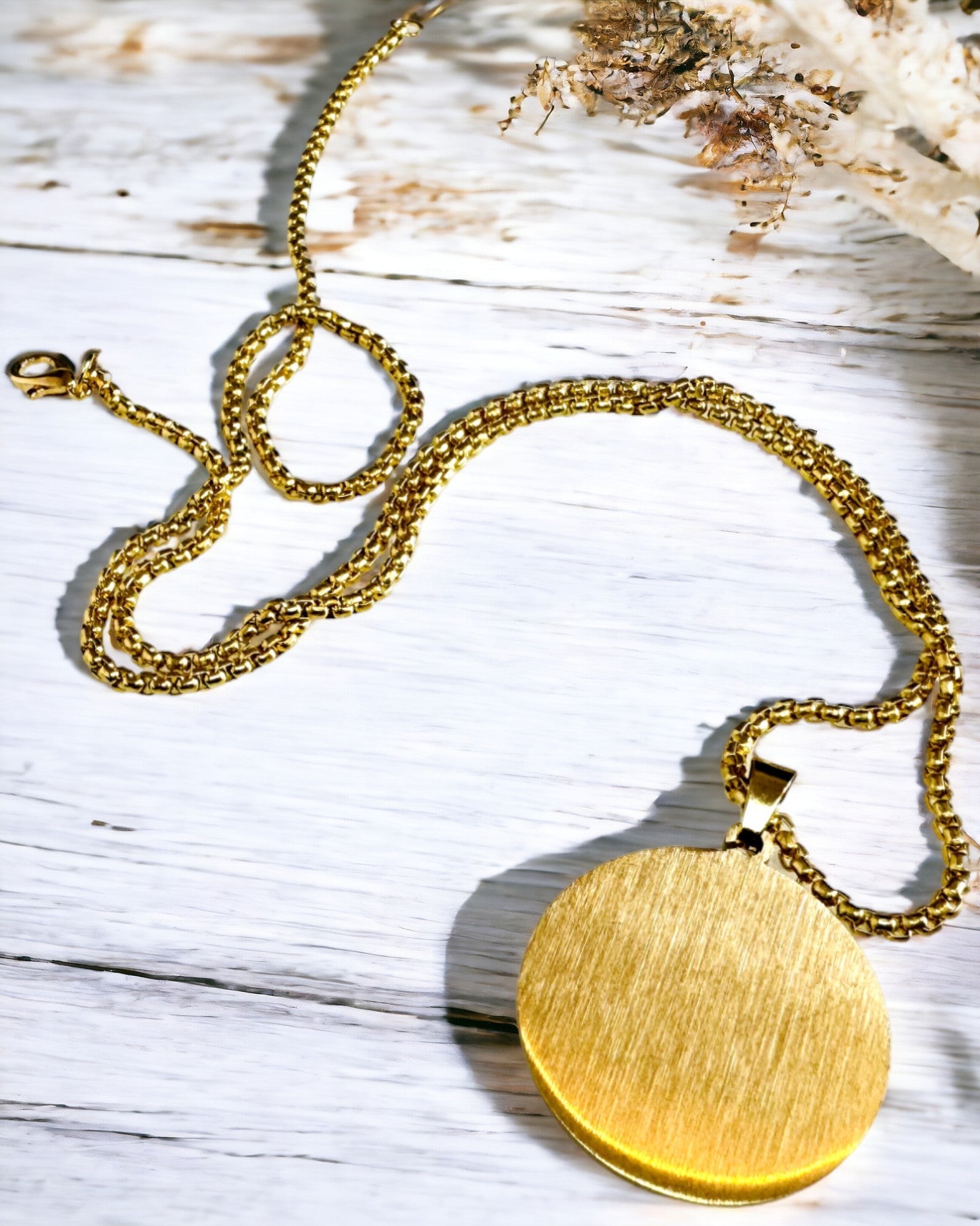 Pendente "Urban Elegance" – Medaglia Rotonda in Acciaio Inossidabile Bicolore con Possibilità di Personalizzazione