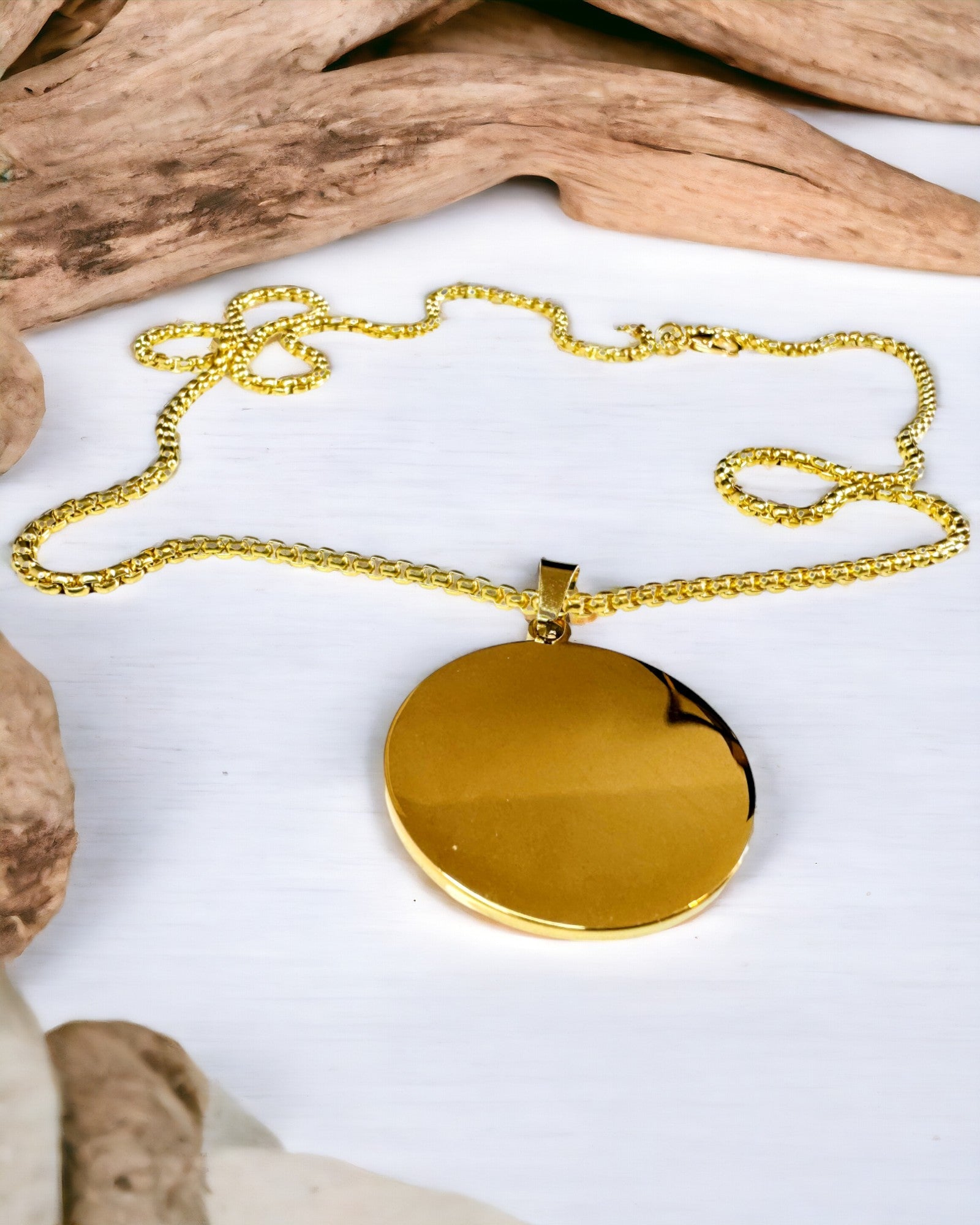 Pendente "Urban Elegance" – Medaglia Rotonda in Acciaio Inossidabile Bicolore con Possibilità di Personalizzazione