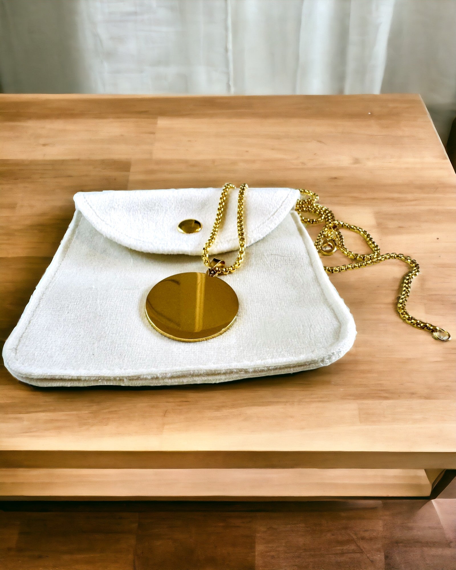 Pendente "Urban Elegance" – Medaglia Rotonda in Acciaio Inossidabile Bicolore con Possibilità di Personalizzazione