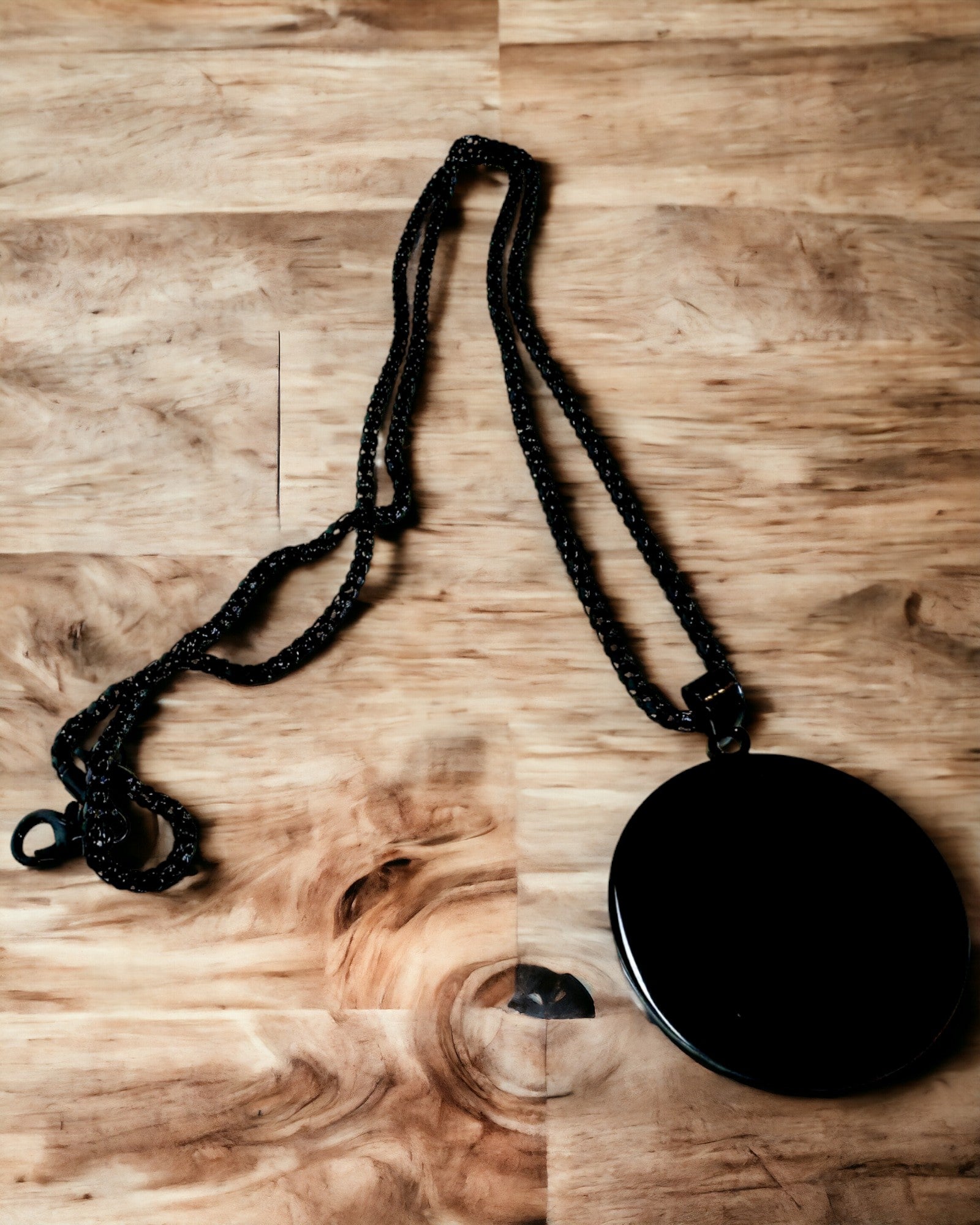 Pendente "Urban Elegance" – Medaglia Rotonda in Acciaio Inossidabile Bicolore con Possibilità di Personalizzazione