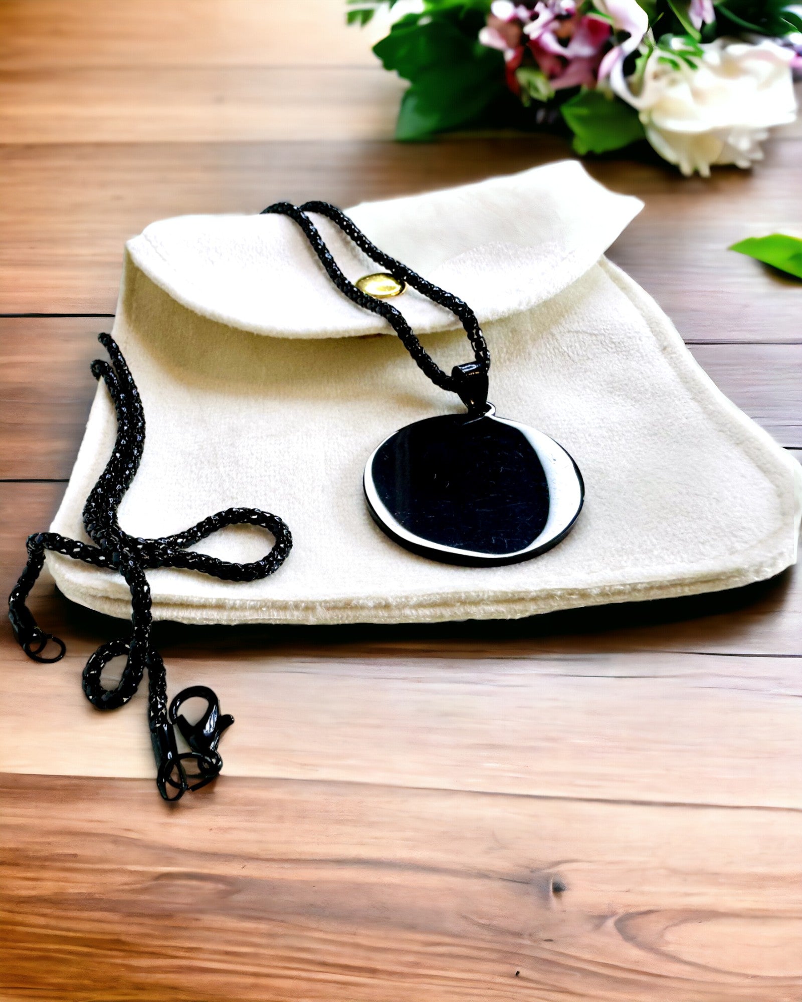 Pendente "Urban Elegance" – Medaglia Rotonda in Acciaio Inossidabile Bicolore con Possibilità di Personalizzazione