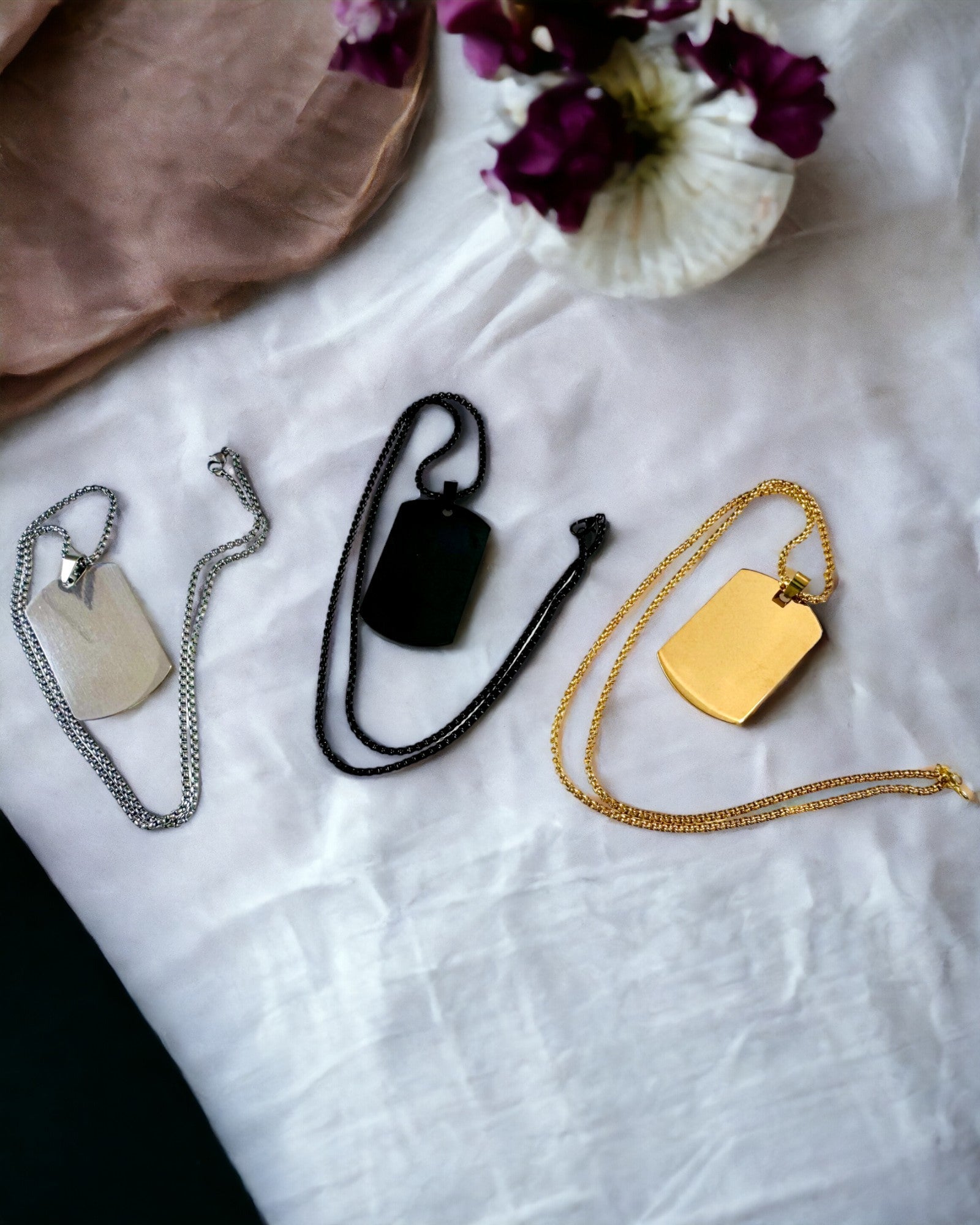 Collana con Dog Tag "Tre Sfumature di Stile" - Piastrina - Elegante Pendente in Acciaio Inossidabile con Opzione di Incisione