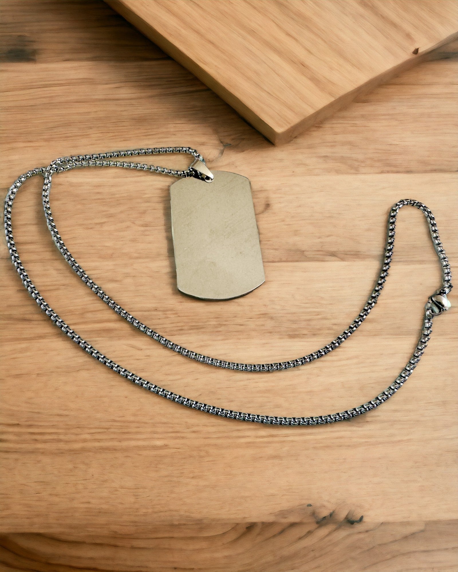 Collana con Dog Tag "Tre Sfumature di Stile" - Piastrina - Elegante Pendente in Acciaio Inossidabile con Opzione di Incisione