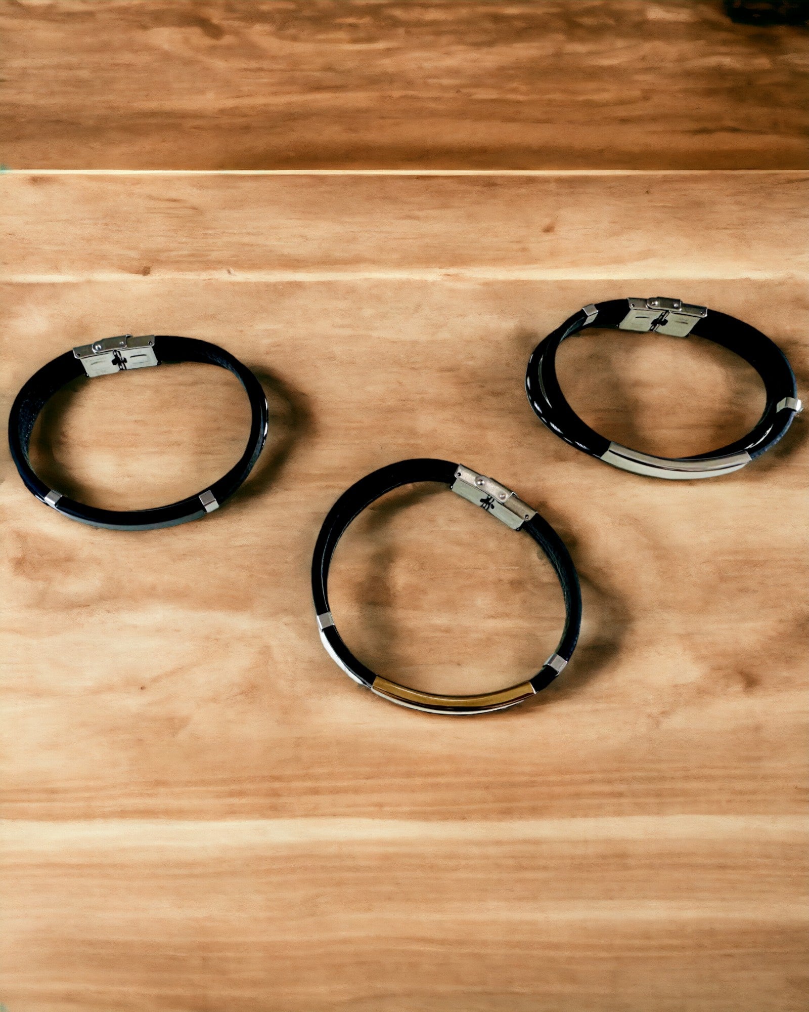 Braccialetto Sportivo in Pelle PU e Acciaio Inossidabile con Possibilità di Incisione – 3 Colori