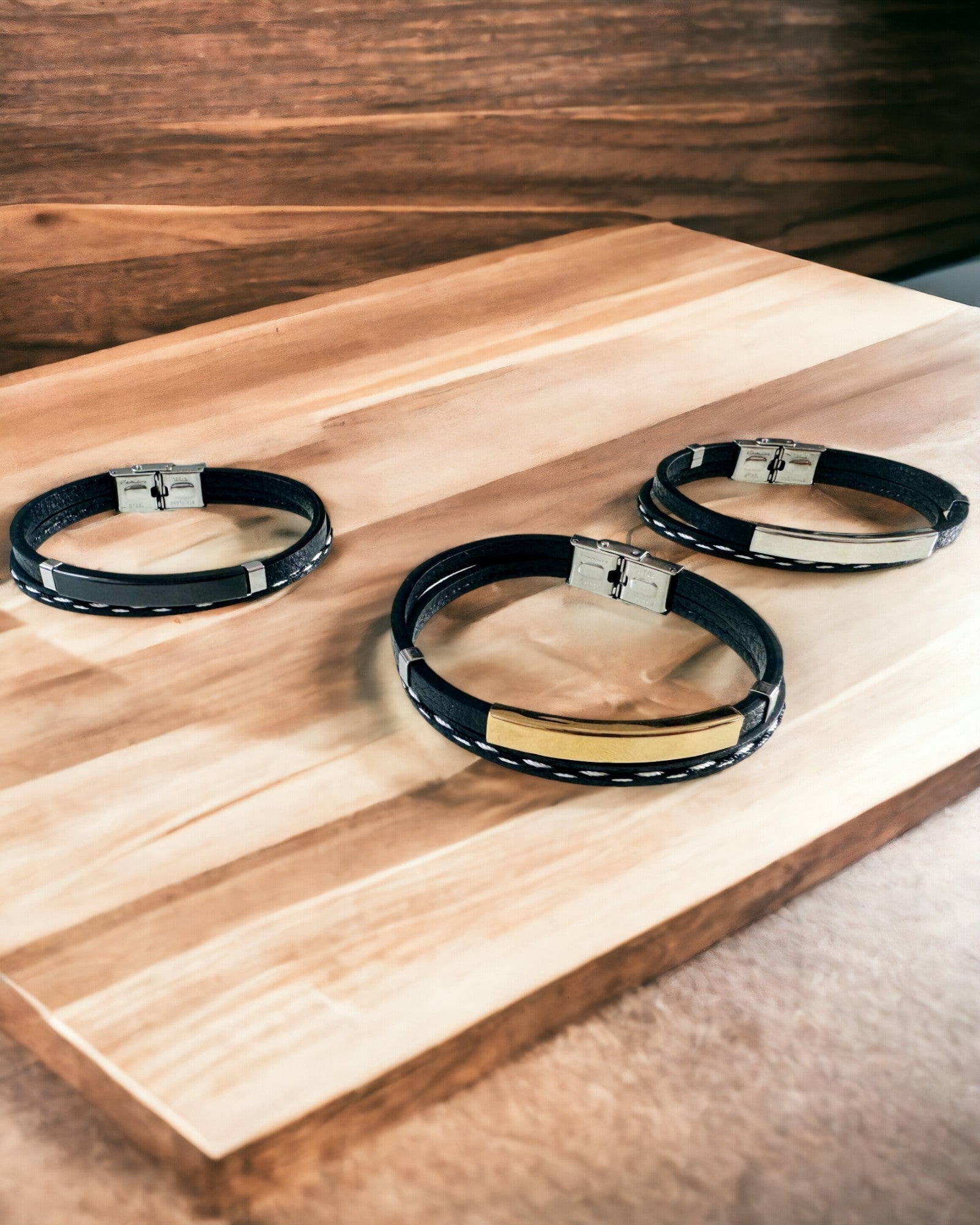 Braccialetto Sportivo in Pelle PU e Acciaio Inossidabile con Possibilità di Incisione – 3 Colori