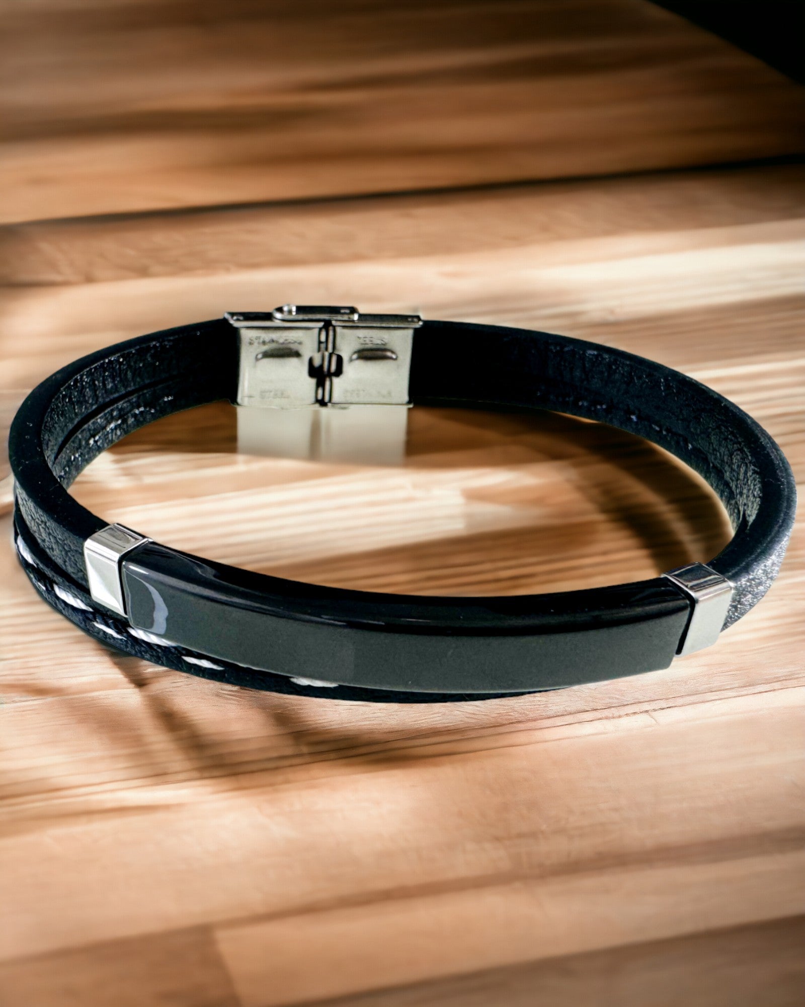 Braccialetto Sportivo in Pelle PU e Acciaio Inossidabile con Possibilità di Incisione – 3 Colori