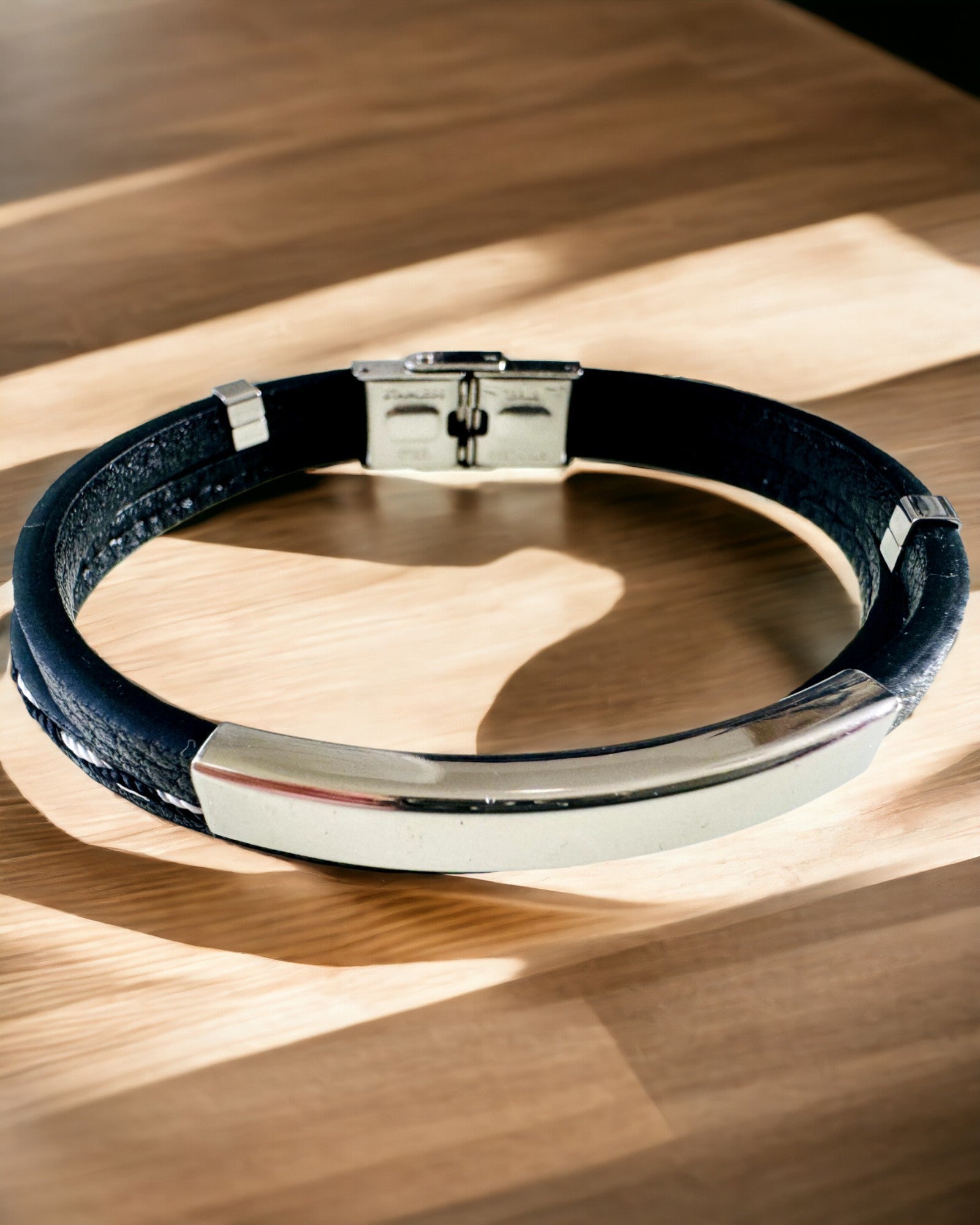 Braccialetto Sportivo in Pelle PU e Acciaio Inossidabile con Possibilità di Incisione – 3 Colori