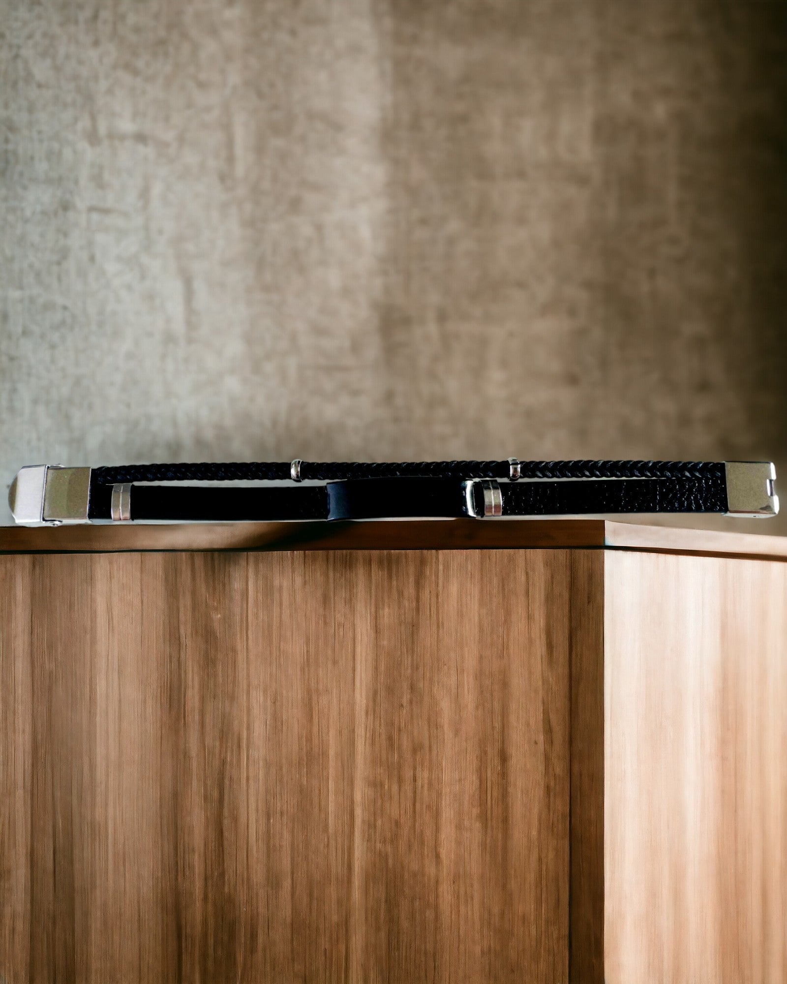 Bracciale da Uomo in Pelle PU e Acciaio Inossidabile con Possibilità di Incisione – Disponibile in Due Varianti di Colore