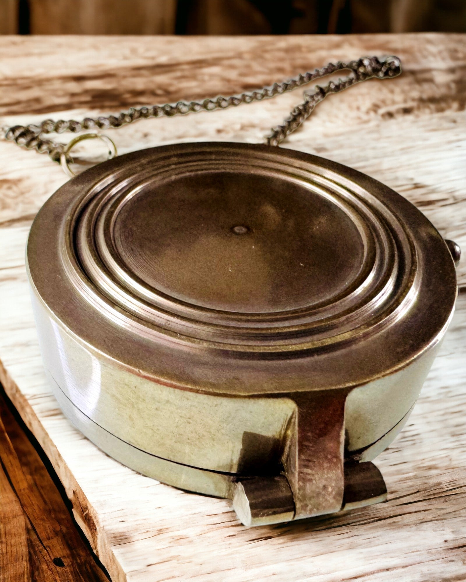 "Kompas Indyjski Odysseus – Retro Eksploratora Perełka - możliwość grawerowania" in Italian is:
"Bussola Indiana Odysseus – Perla Retrò dell'Esploratore - possibilità di incisione"