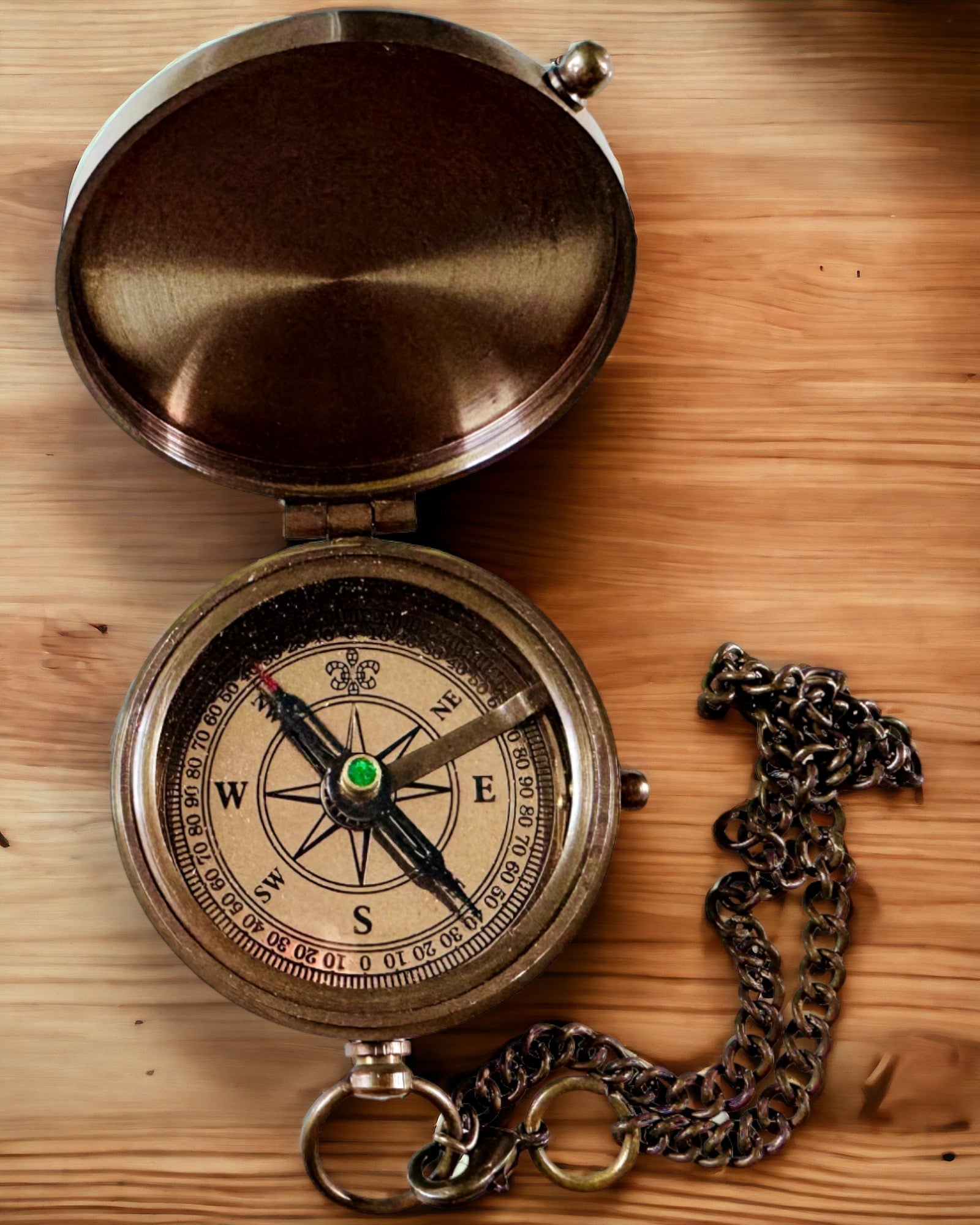 "Kompas Indyjski Odysseus – Retro Eksploratora Perełka - możliwość grawerowania" in Italian is:
"Bussola Indiana Odysseus – Perla Retrò dell'Esploratore - possibilità di incisione"