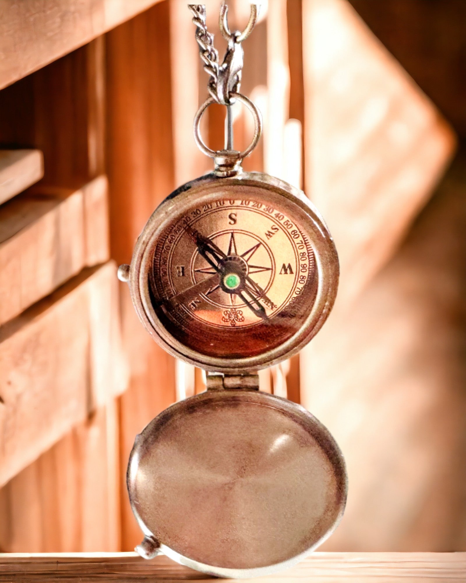 "Kompas Indyjski Odysseus – Retro Eksploratora Perełka - możliwość grawerowania" in Italian is:
"Bussola Indiana Odysseus – Perla Retrò dell'Esploratore - possibilità di incisione"