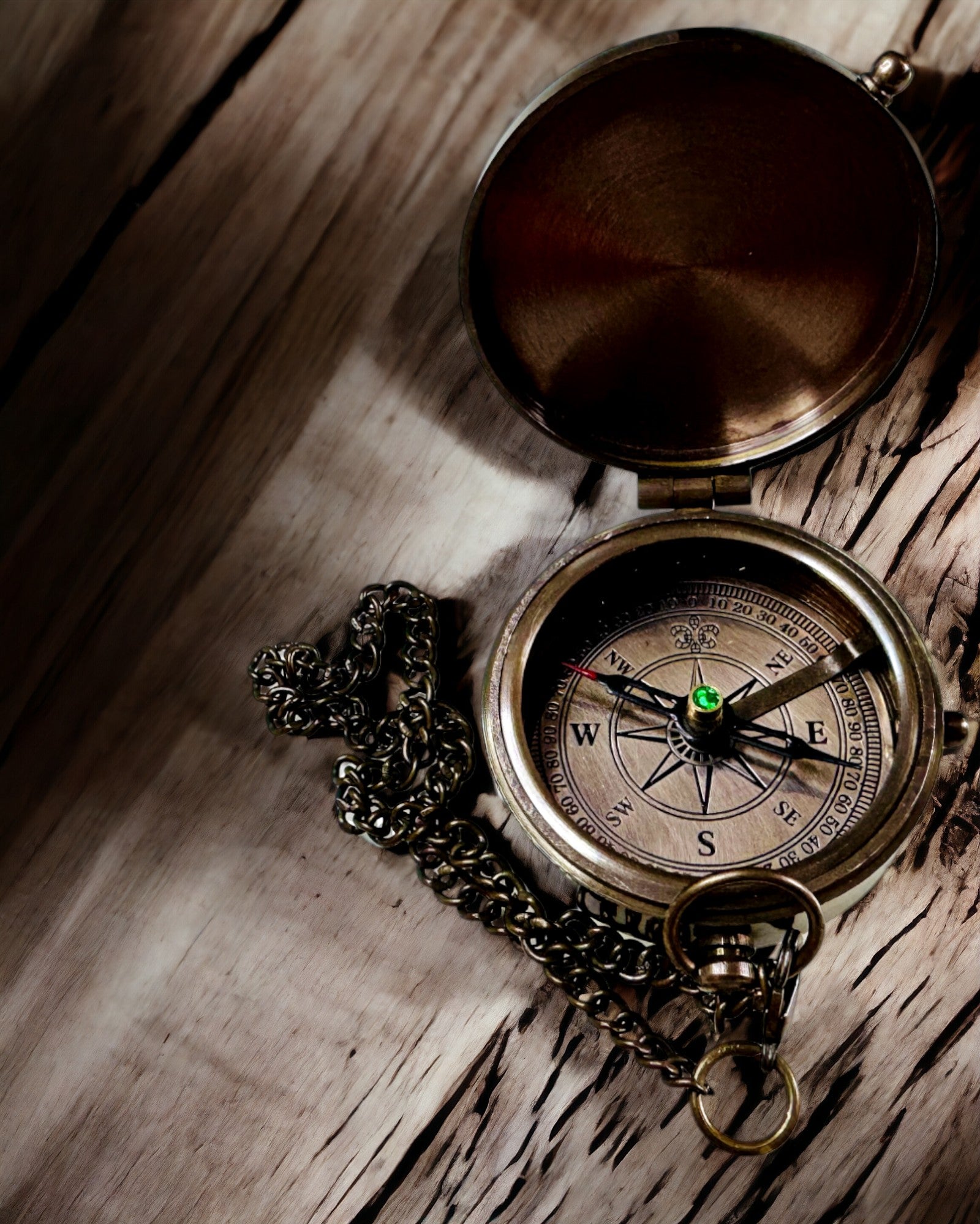 "Kompas Indyjski Odysseus – Retro Eksploratora Perełka - możliwość grawerowania" in Italian is:
"Bussola Indiana Odysseus – Perla Retrò dell'Esploratore - possibilità di incisione"