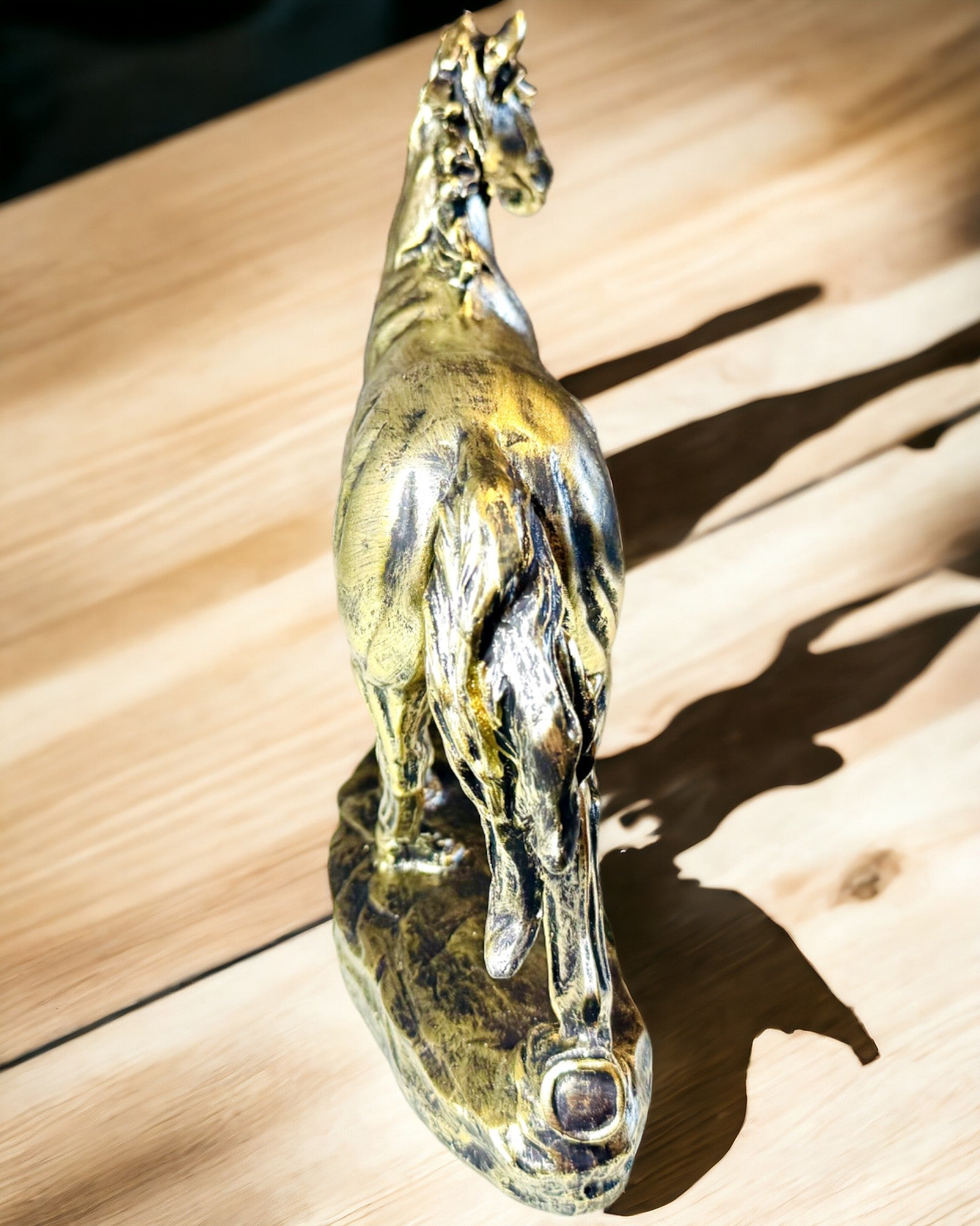 Statuetta di Cavallo al Galoppo in Resina con Opzione di Incisione