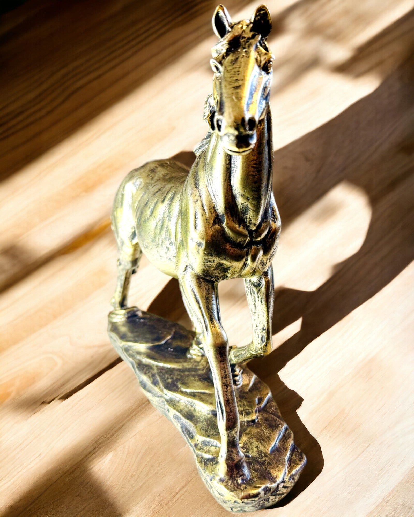 Statuetta di Cavallo al Galoppo in Resina con Opzione di Incisione