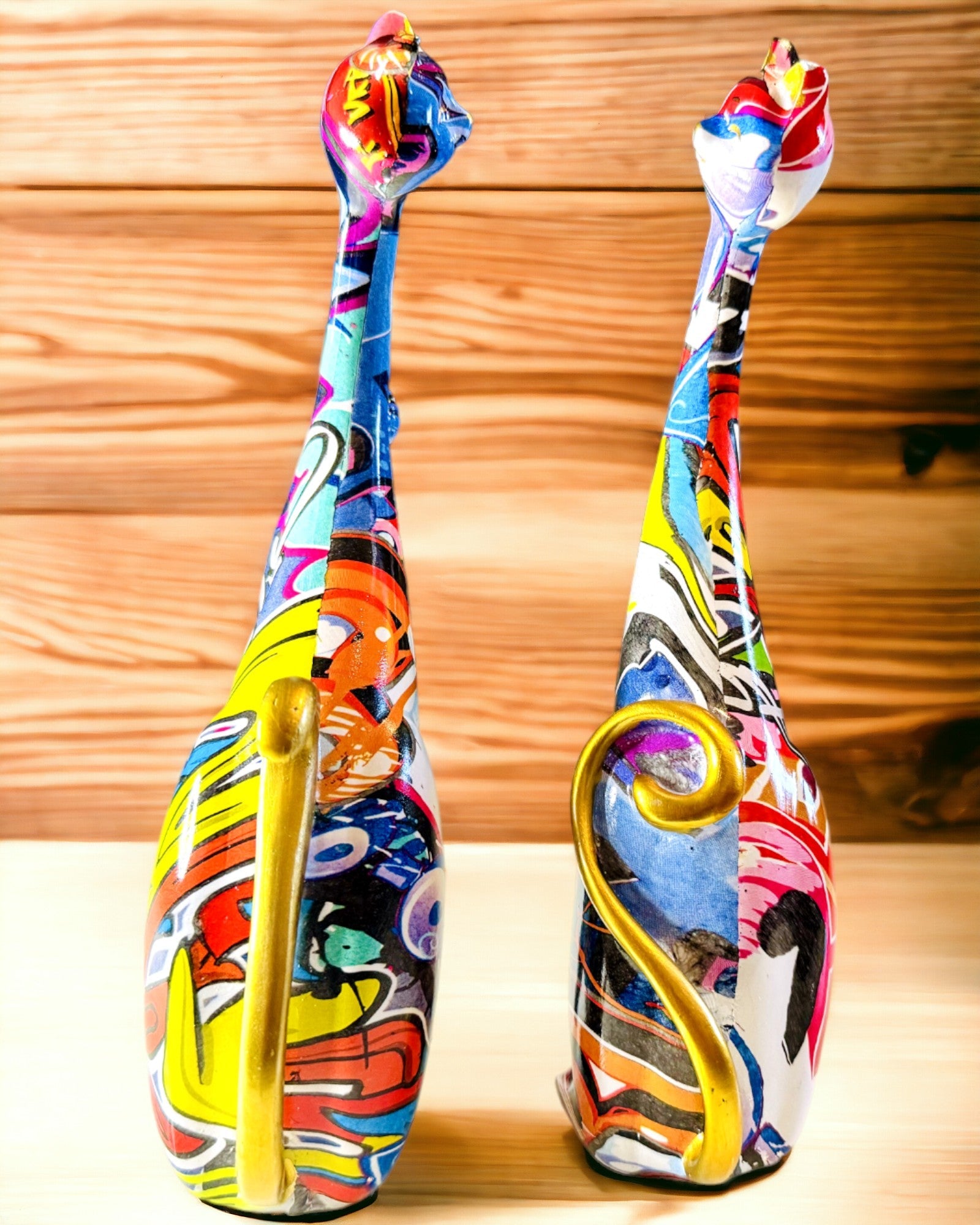 Figure di Gatti Astratti "ArtCats", Dipinte a Mano, Resina – 25 cm, 2 pz.