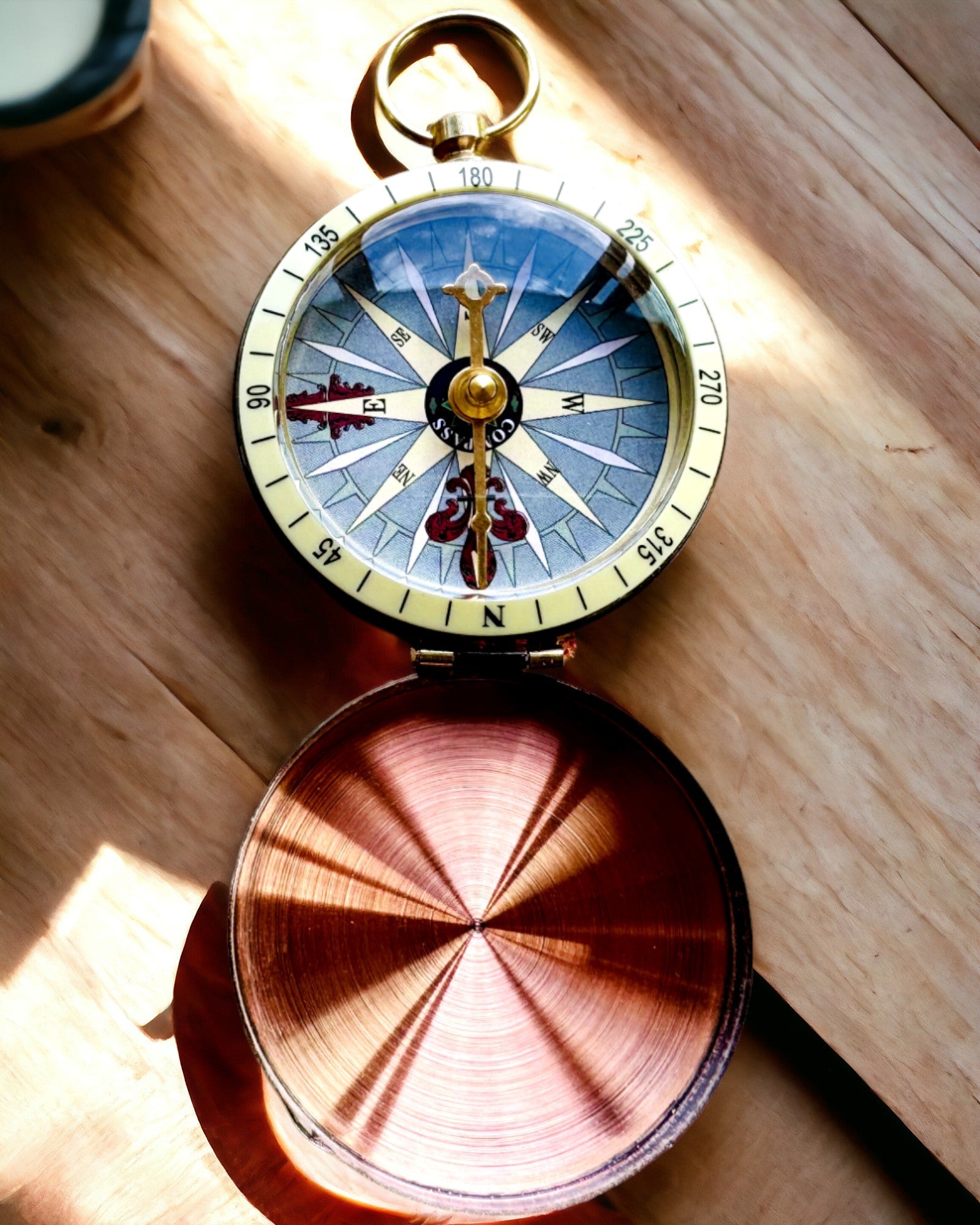 Bussola oro rosa - navigazione in stile retrò - strumento portatile e preciso per determinare la direzione per viaggiatori ed esploratori. Incisione, personalizzazione.