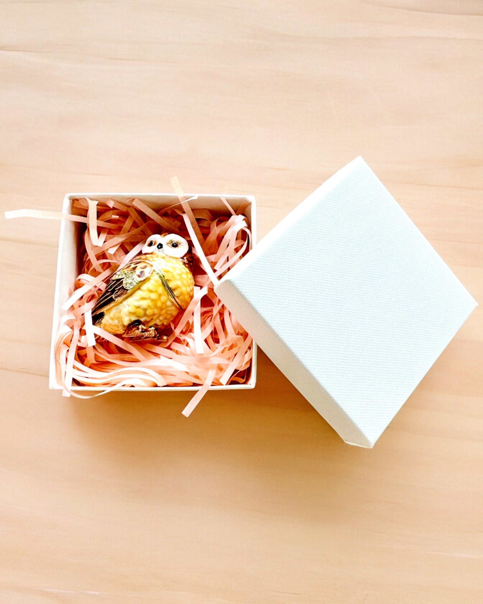 "Urocza Sówka z Kryształkami - Skrytka na Biżuterię z możliwością personalizacji grawerem, prezent" in Italian is:
"Gufetto Incantevole con Cristalli - Scrigno per Gioielli con possibilità di personalizzazione con incisione, regalo"