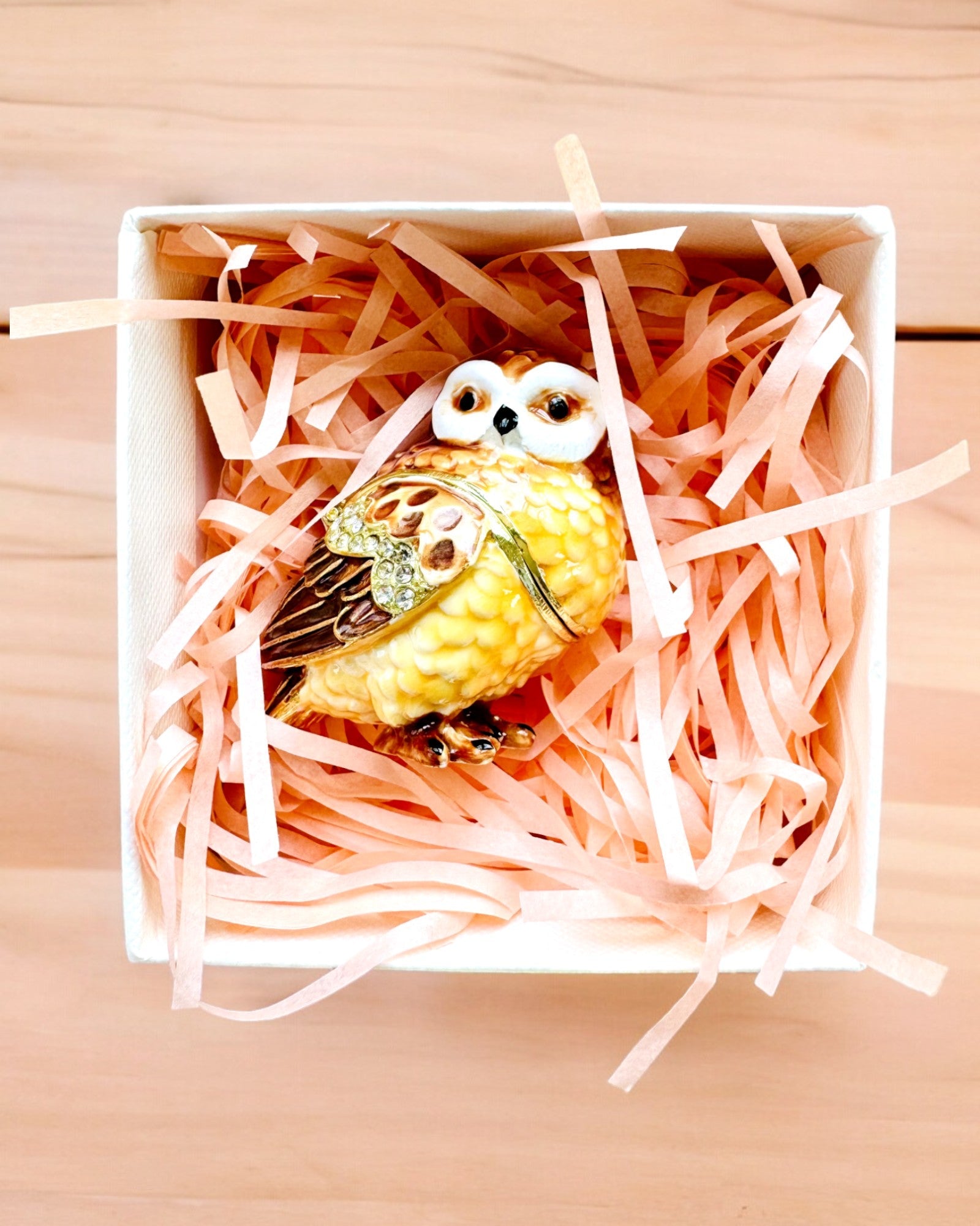 "Urocza Sówka z Kryształkami - Skrytka na Biżuterię z możliwością personalizacji grawerem, prezent" in Italian is:
"Gufetto Incantevole con Cristalli - Scrigno per Gioielli con possibilità di personalizzazione con incisione, regalo"