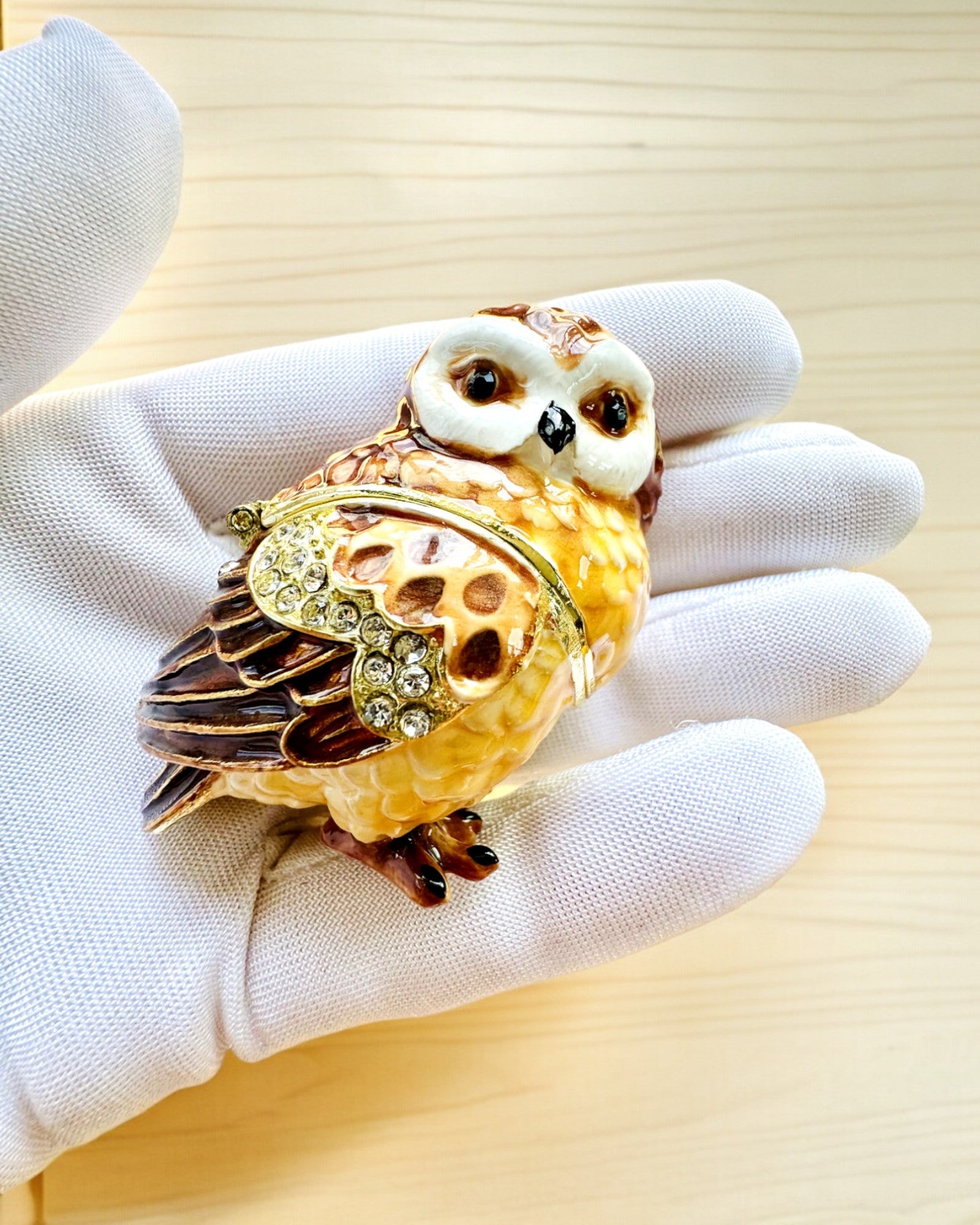 "Urocza Sówka z Kryształkami - Skrytka na Biżuterię z możliwością personalizacji grawerem, prezent" in Italian is:
"Gufetto Incantevole con Cristalli - Scrigno per Gioielli con possibilità di personalizzazione con incisione, regalo"