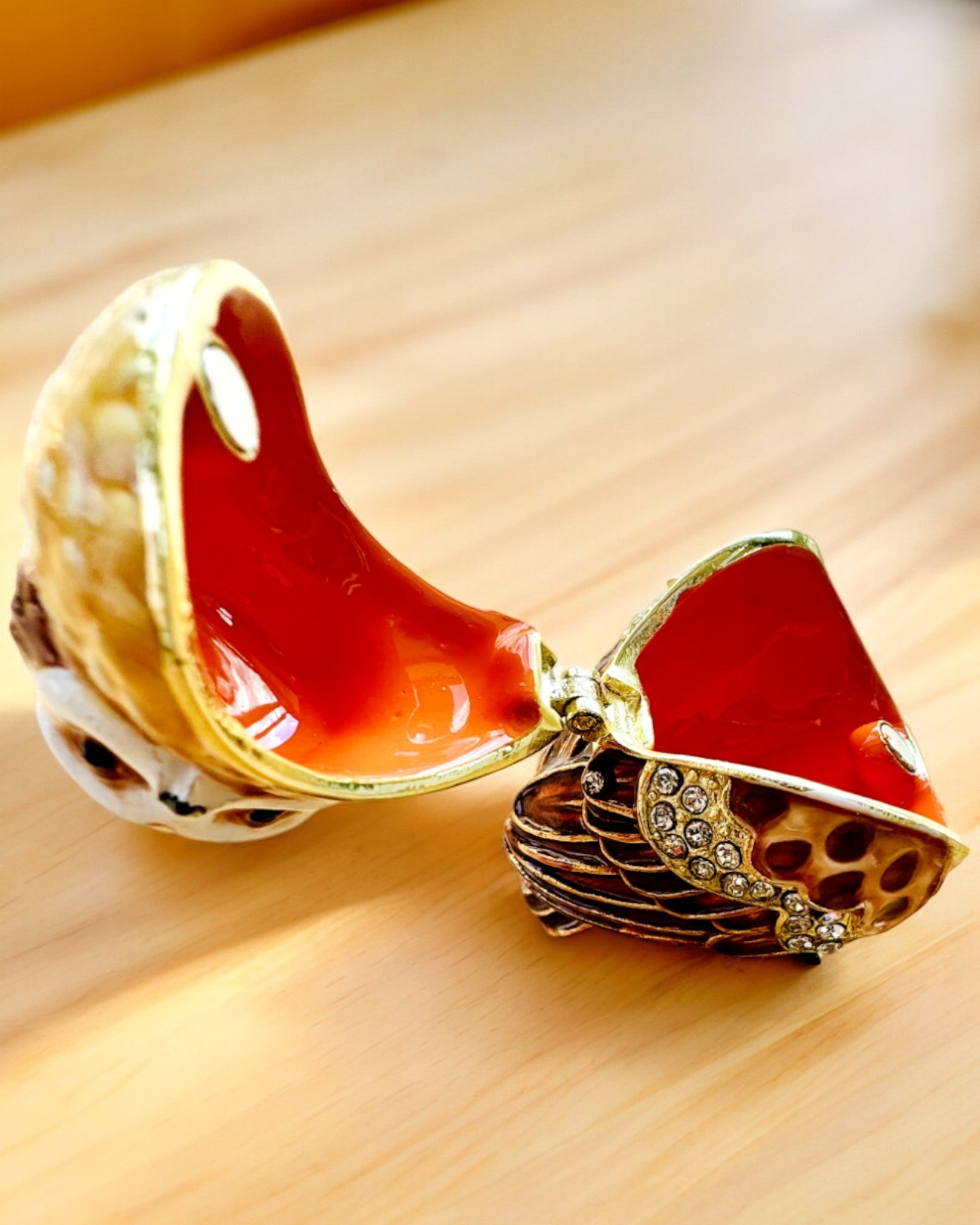 "Urocza Sówka z Kryształkami - Skrytka na Biżuterię z możliwością personalizacji grawerem, prezent" in Italian is:
"Gufetto Incantevole con Cristalli - Scrigno per Gioielli con possibilità di personalizzazione con incisione, regalo"