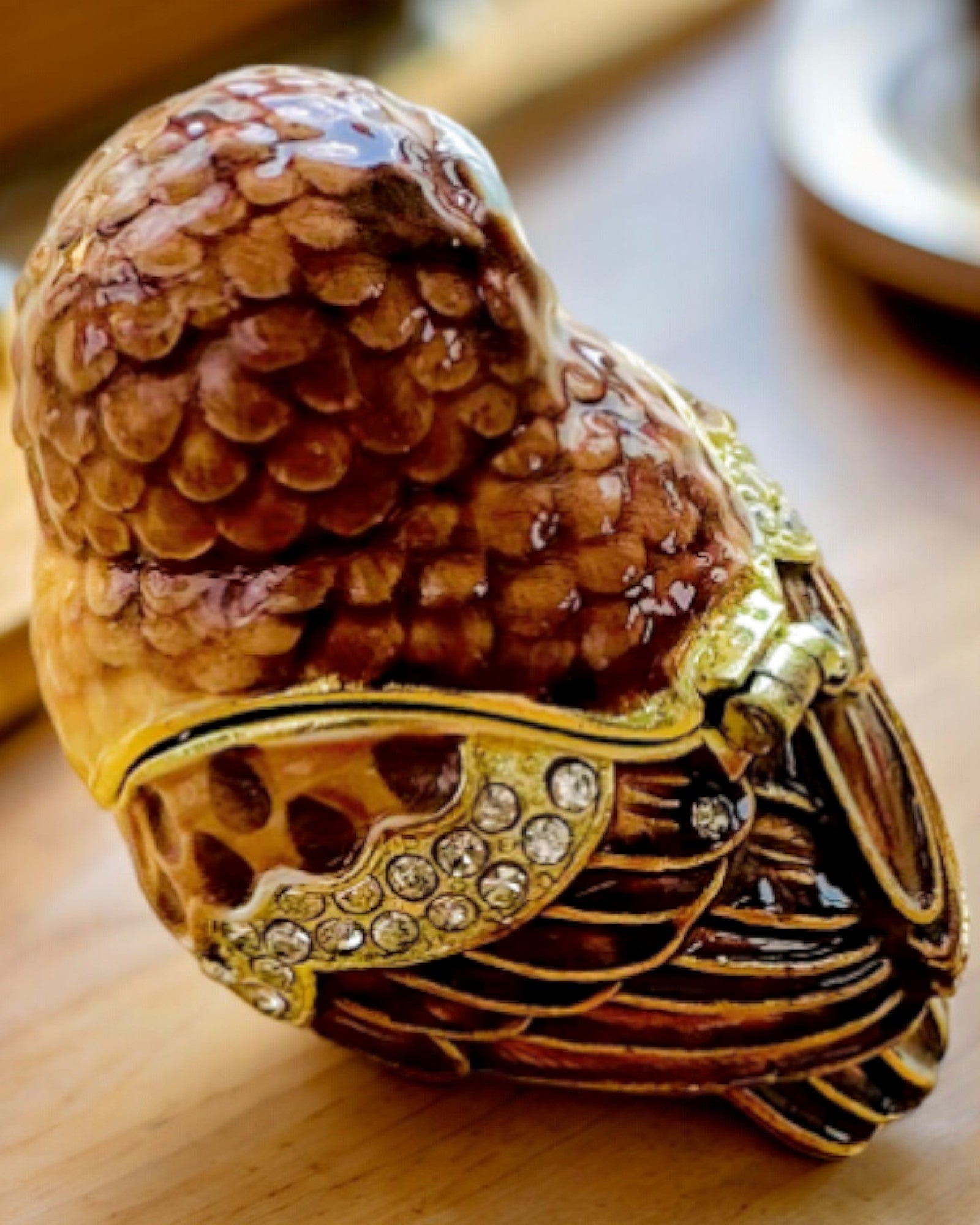 "Urocza Sówka z Kryształkami - Skrytka na Biżuterię z możliwością personalizacji grawerem, prezent" in Italian is:
"Gufetto Incantevole con Cristalli - Scrigno per Gioielli con possibilità di personalizzazione con incisione, regalo"