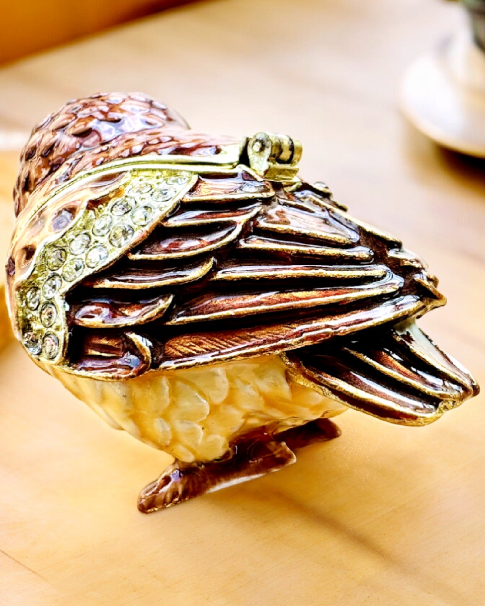 "Urocza Sówka z Kryształkami - Skrytka na Biżuterię z możliwością personalizacji grawerem, prezent" in Italian is:
"Gufetto Incantevole con Cristalli - Scrigno per Gioielli con possibilità di personalizzazione con incisione, regalo"