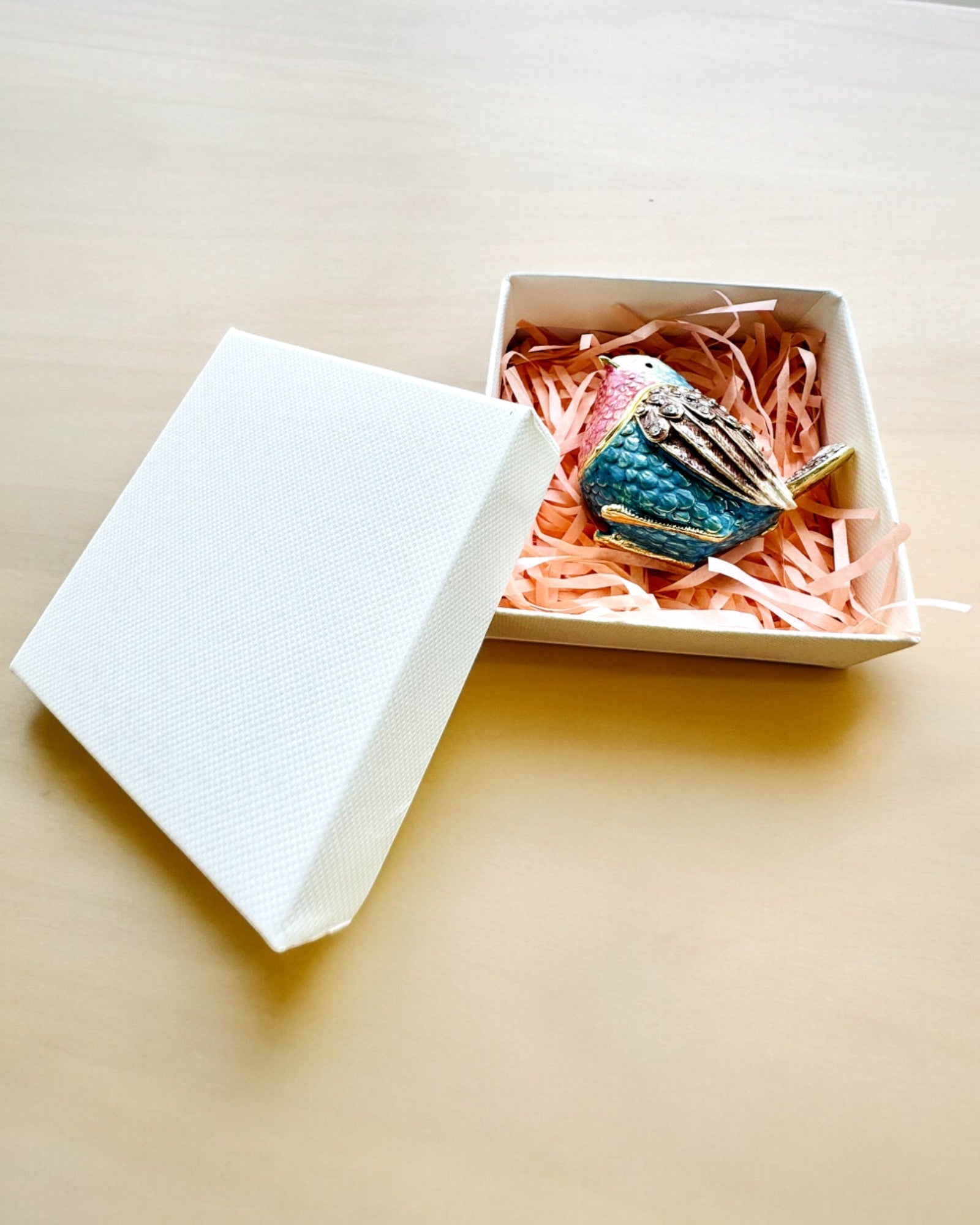 "Kolorowy Ptaszek Wróbel z Grawerem - Przeuroczy Schowek na Skarby" in Italian is "Passerotto Colorato con Incisione - Delizioso Nascondiglio per Tesori".