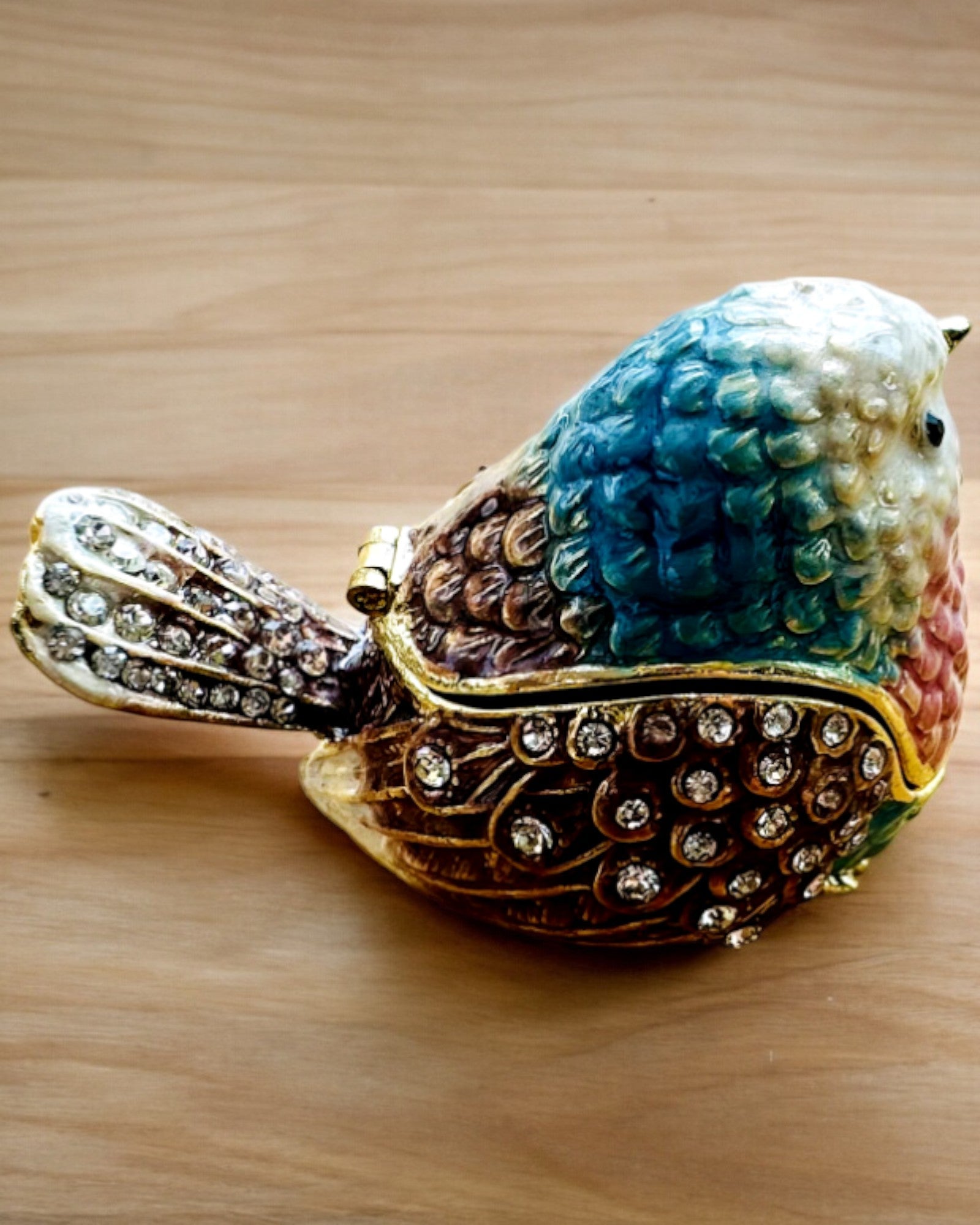 "Kolorowy Ptaszek Wróbel z Grawerem - Przeuroczy Schowek na Skarby" in Italian is "Passerotto Colorato con Incisione - Delizioso Nascondiglio per Tesori".