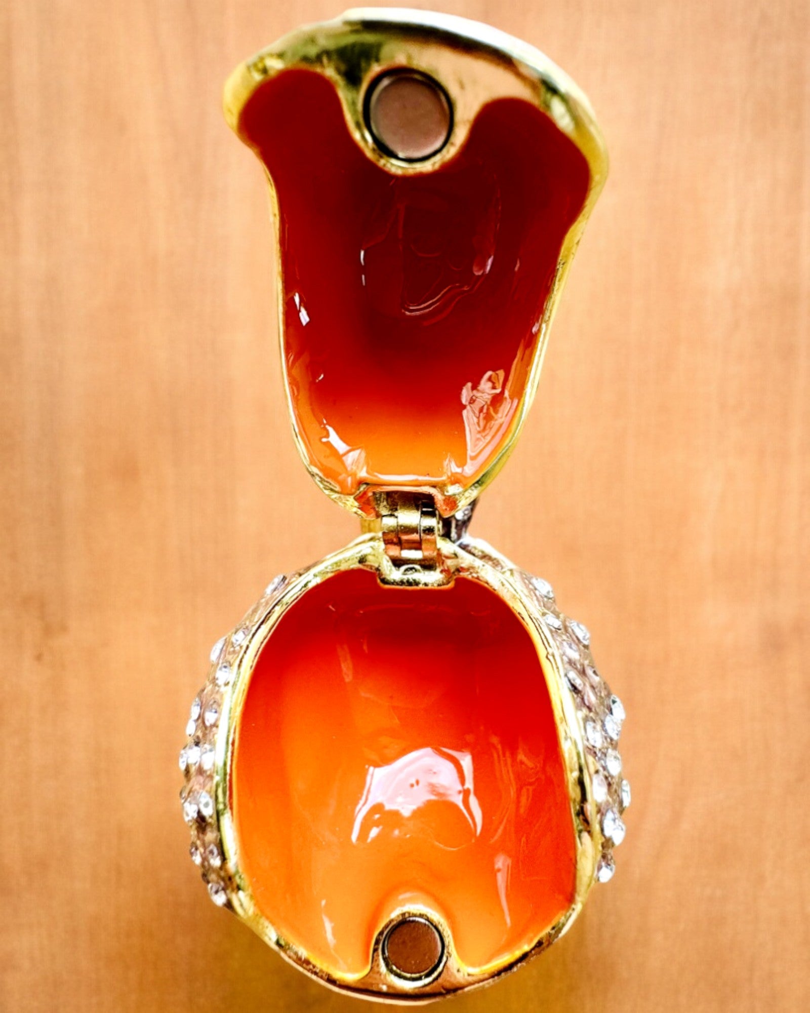 "Kolorowy Ptaszek Wróbel z Grawerem - Przeuroczy Schowek na Skarby" in Italian is "Passerotto Colorato con Incisione - Delizioso Nascondiglio per Tesori".