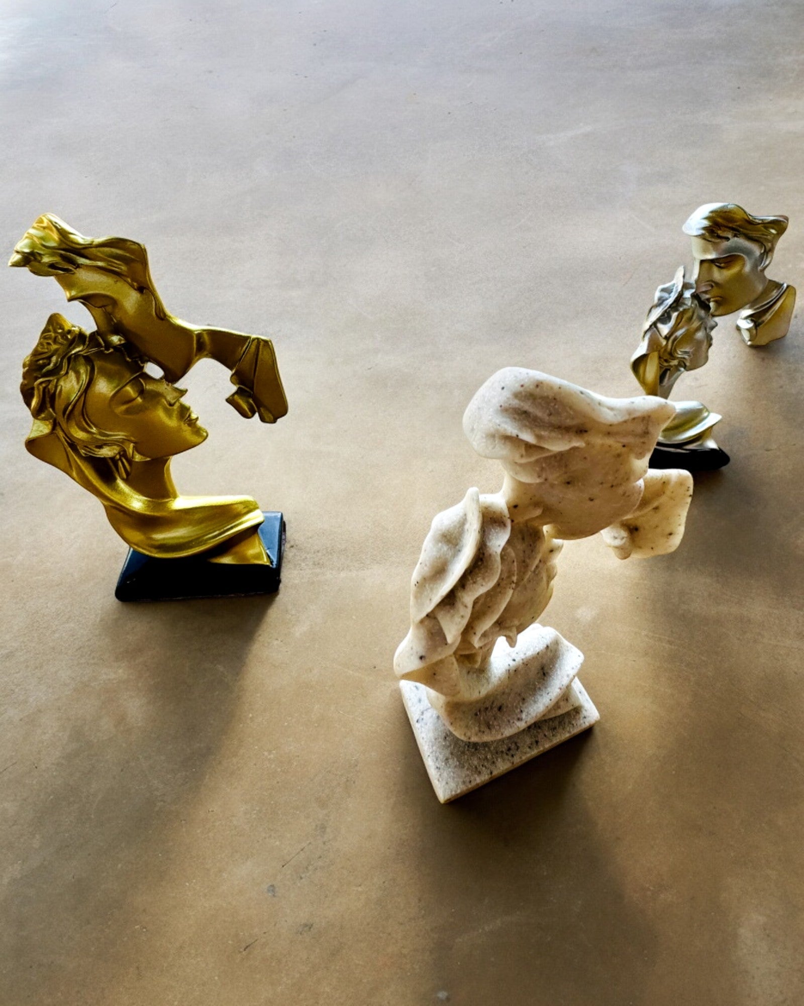 Figurina "Eleganza in Pietra" colore oro - altezza 13,5 cm, Decorativa con Opzione di Incisione