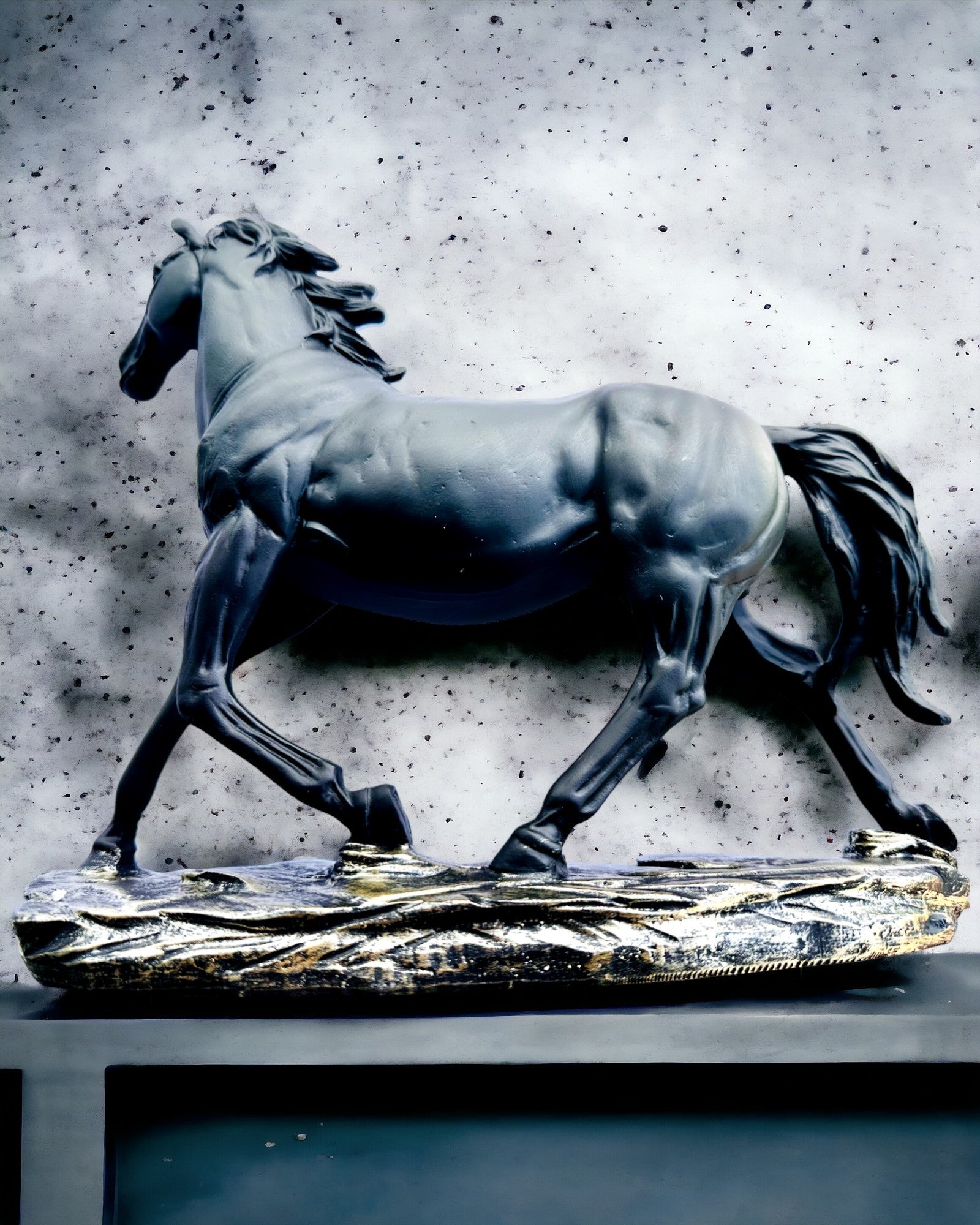 "Czarny Galop" - Elegante Statua di Cavallo con Possibilità di Incisione