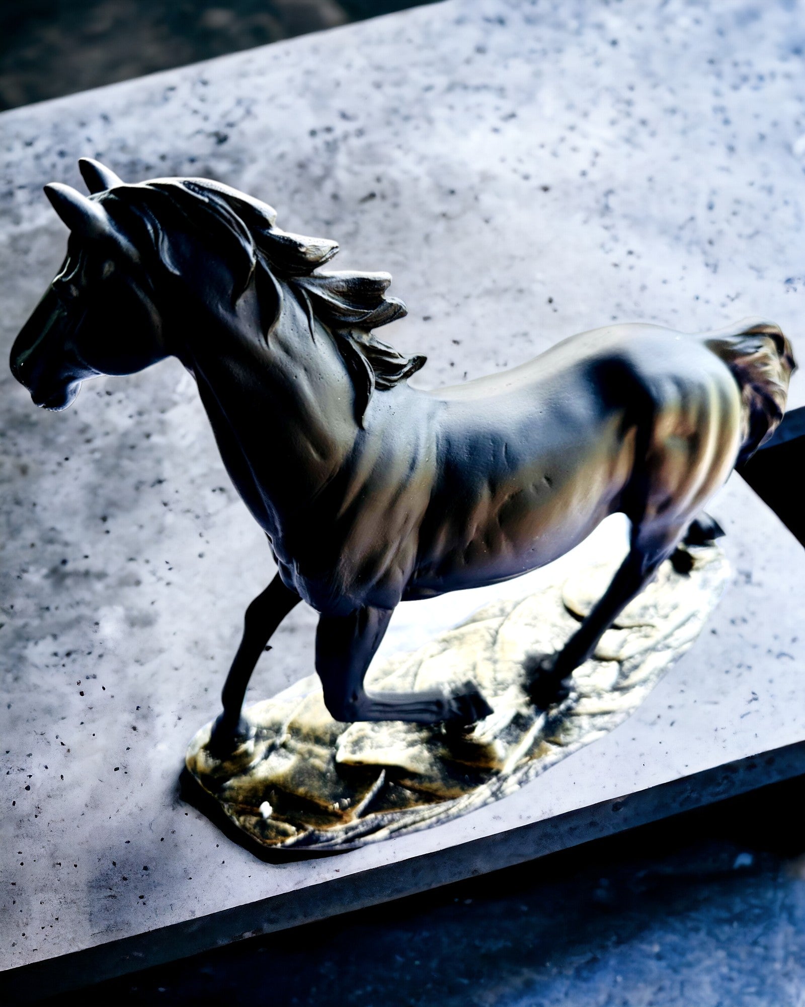 "Czarny Galop" - Elegante Statua di Cavallo con Possibilità di Incisione