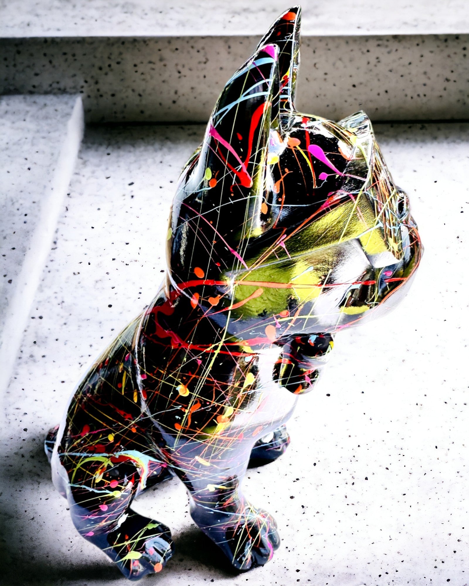 Kolorowy Psiak Artystyczny - Bulldog francese dipinto a mano, personalizzazione con incisione, ideale come regalo