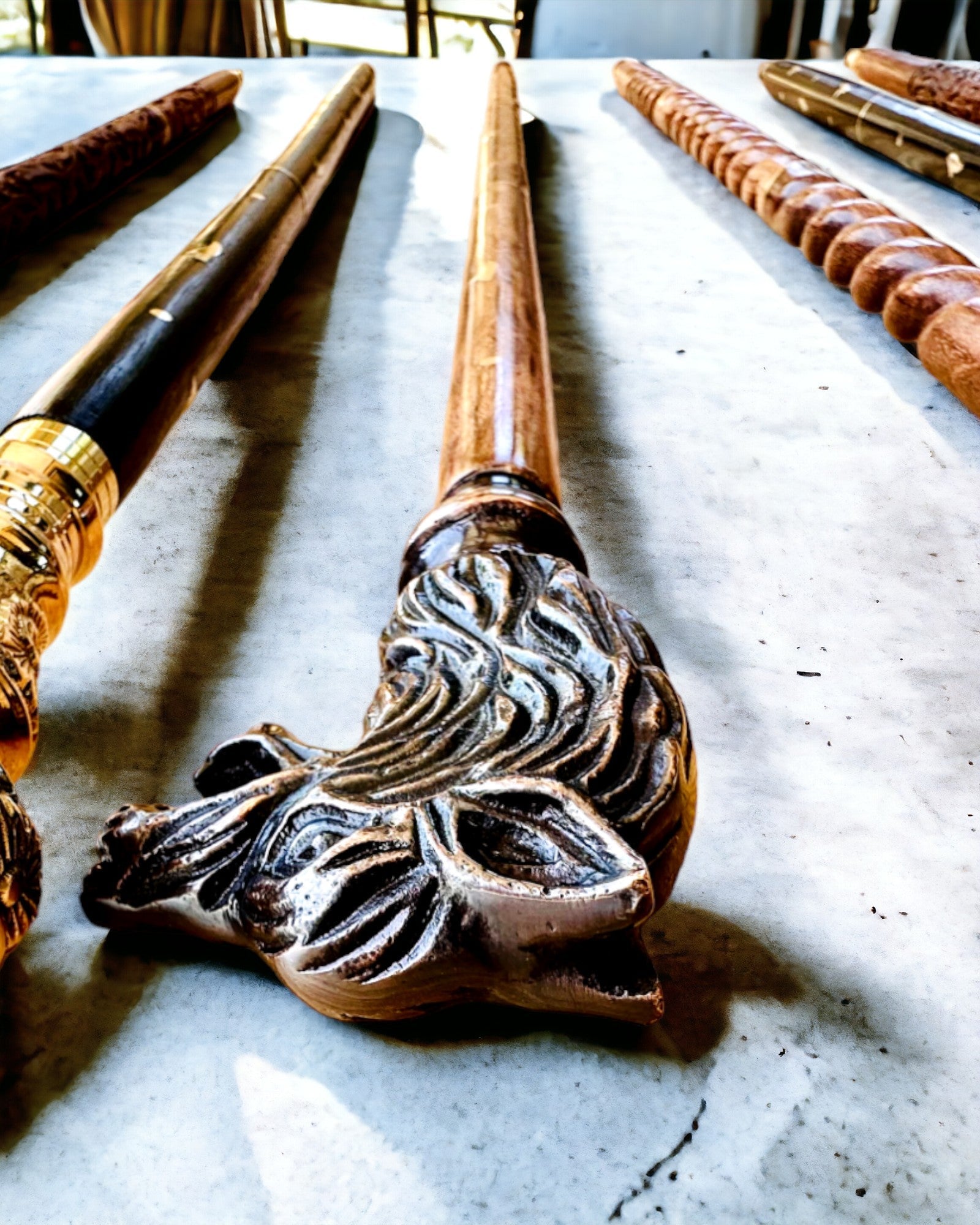 Laska Spacerowa Wolf - Legno di Mango Indiano con Possibilità di Incisione, decorazioni dorate marroni