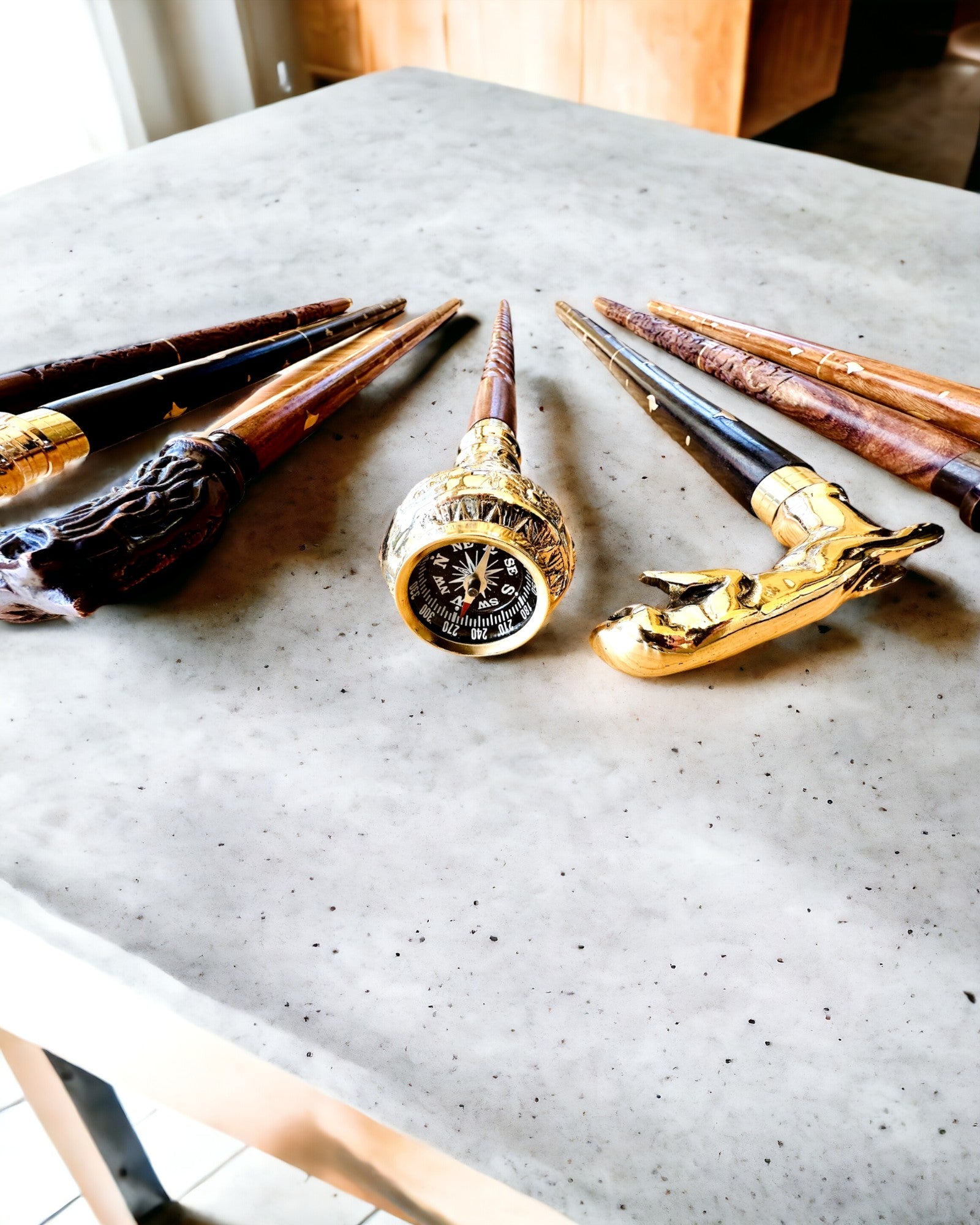 Kompasso Brown - Bastone da passeggio - Legno Intagliato a Mano - Edizione Esclusiva con Possibilità di Incisione