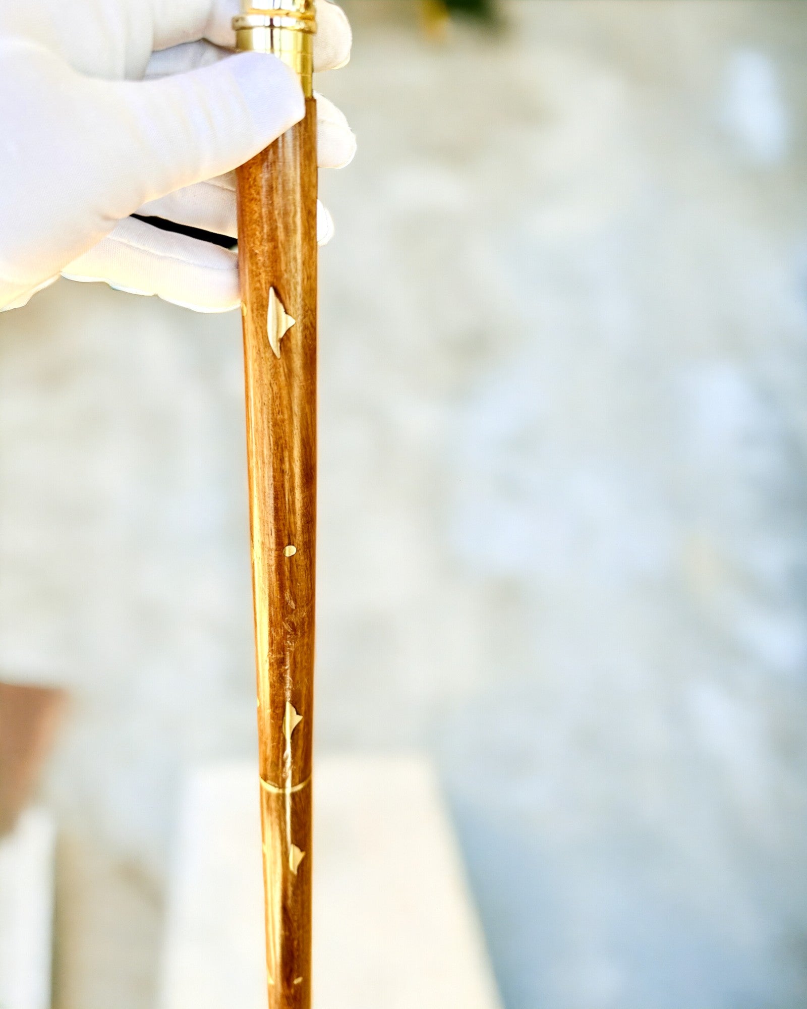 Laska Spacerowa Wolf - Legno di Mango Indiano con Possibilità di Incisione, decorazioni dorate marroni