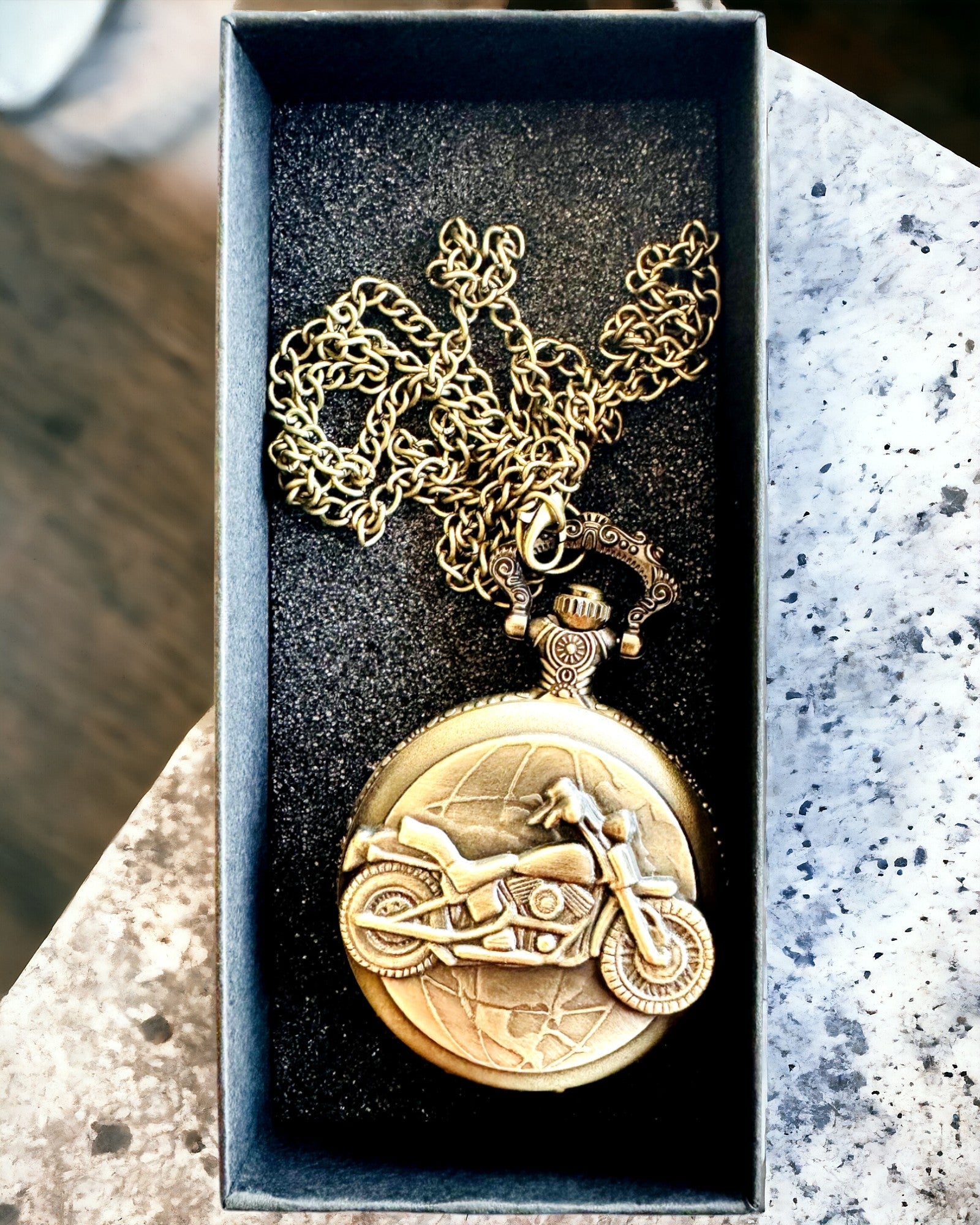 Orologio da Tasca "Motociclista Elegante" – Incisione