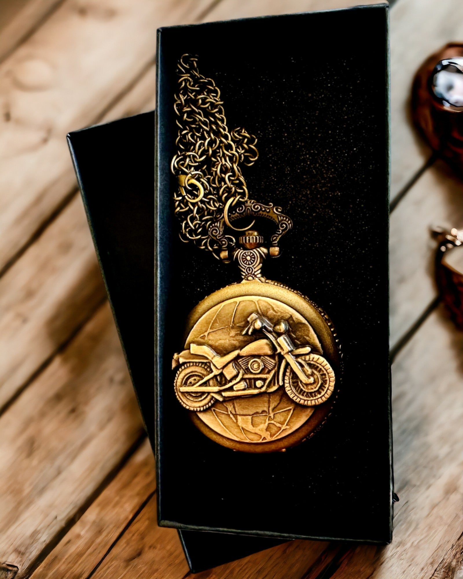 Orologio da Tasca "Motociclista Elegante" – Incisione